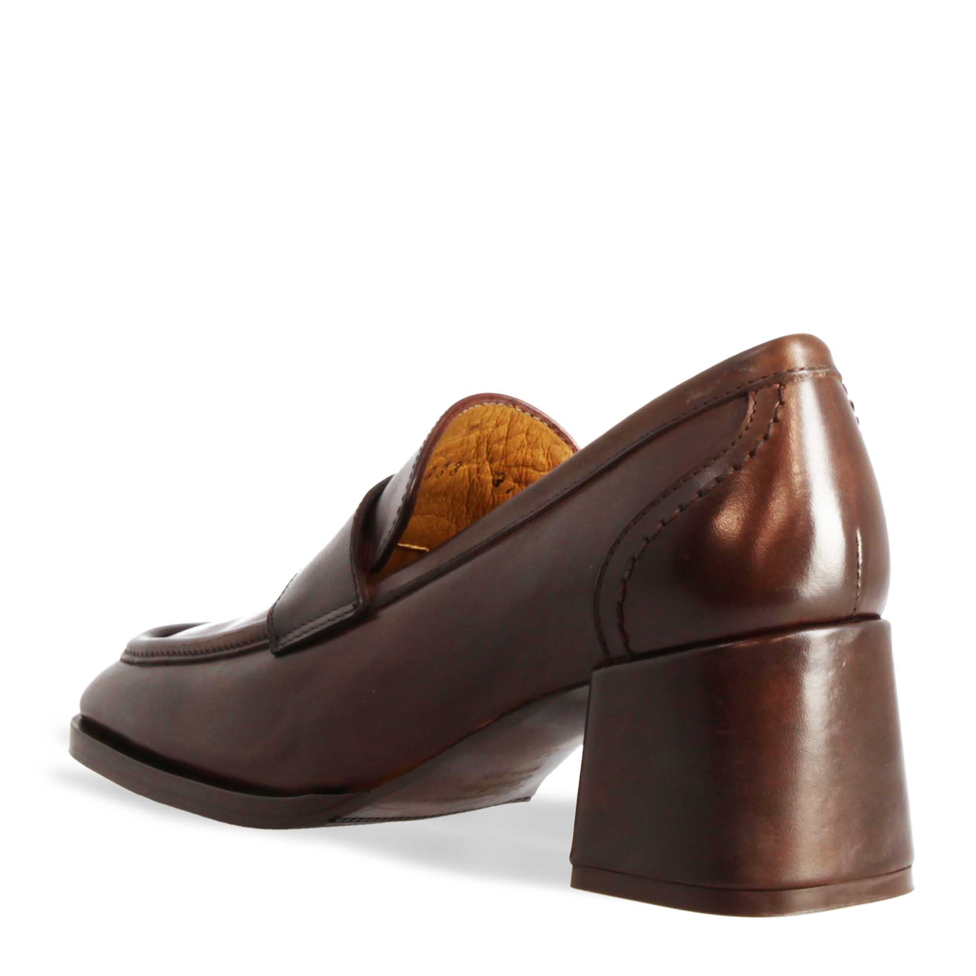 Elegant women's moccasin in dark brown leather with decorative clamp