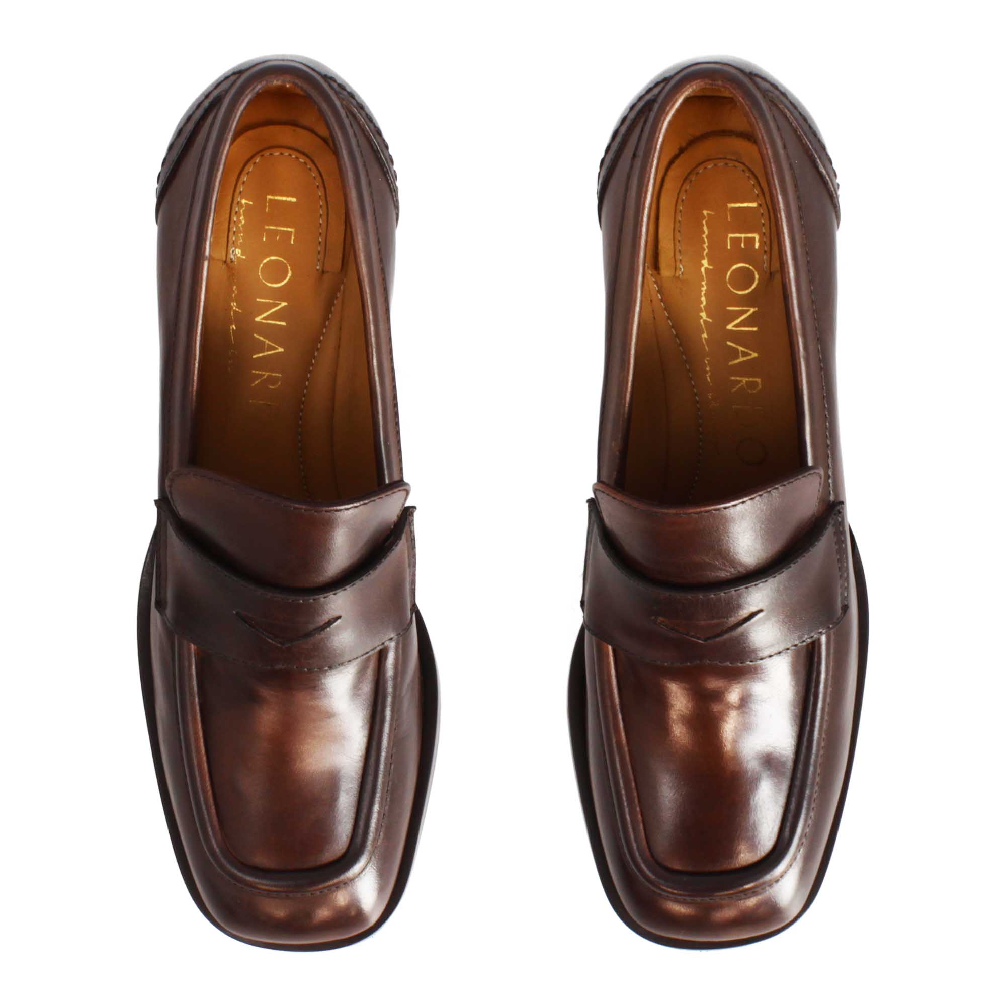 Elegant women's moccasin in dark brown leather with decorative clamp