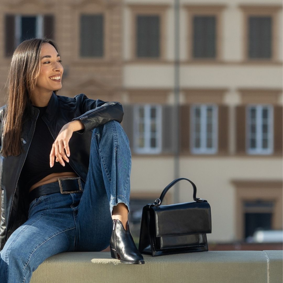 Smooth women's ankle boot with medium heel in black leather