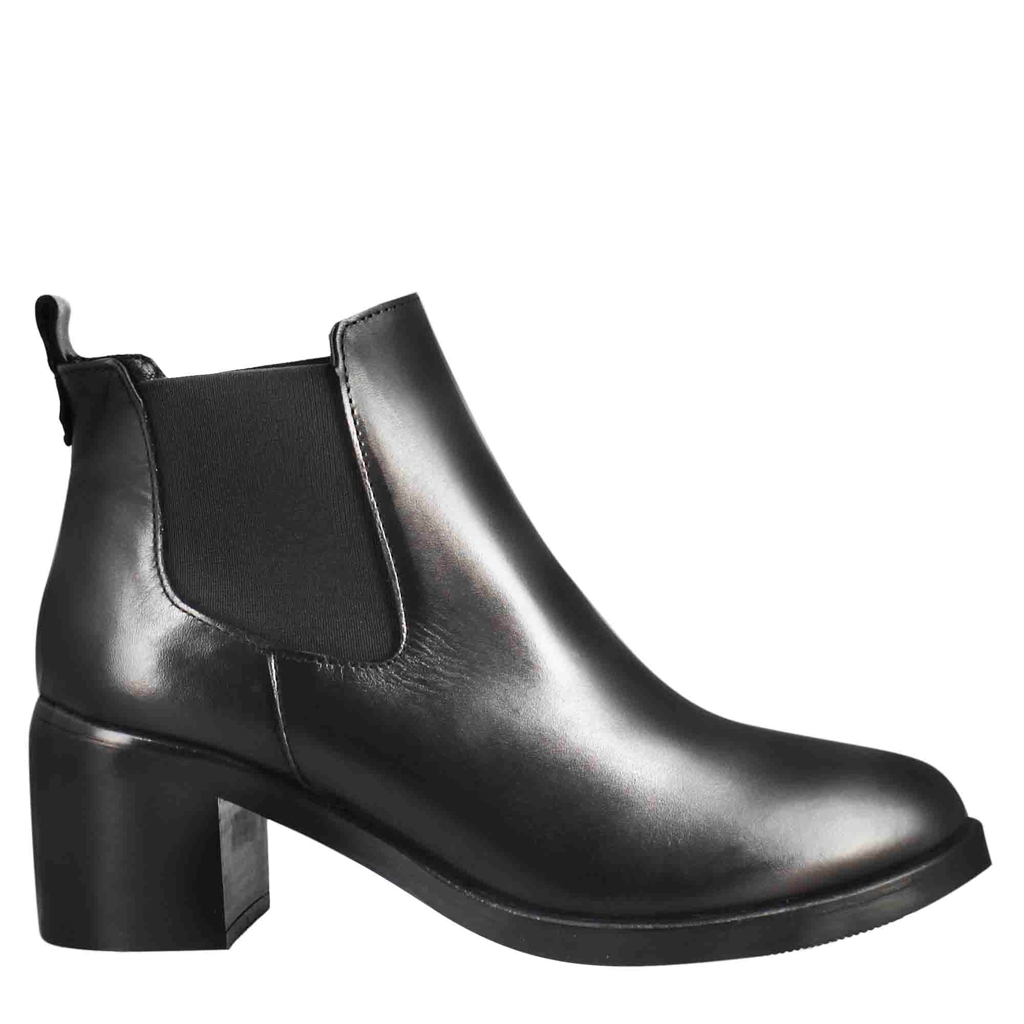 Women's smooth Chelsea with medium heel in black leather