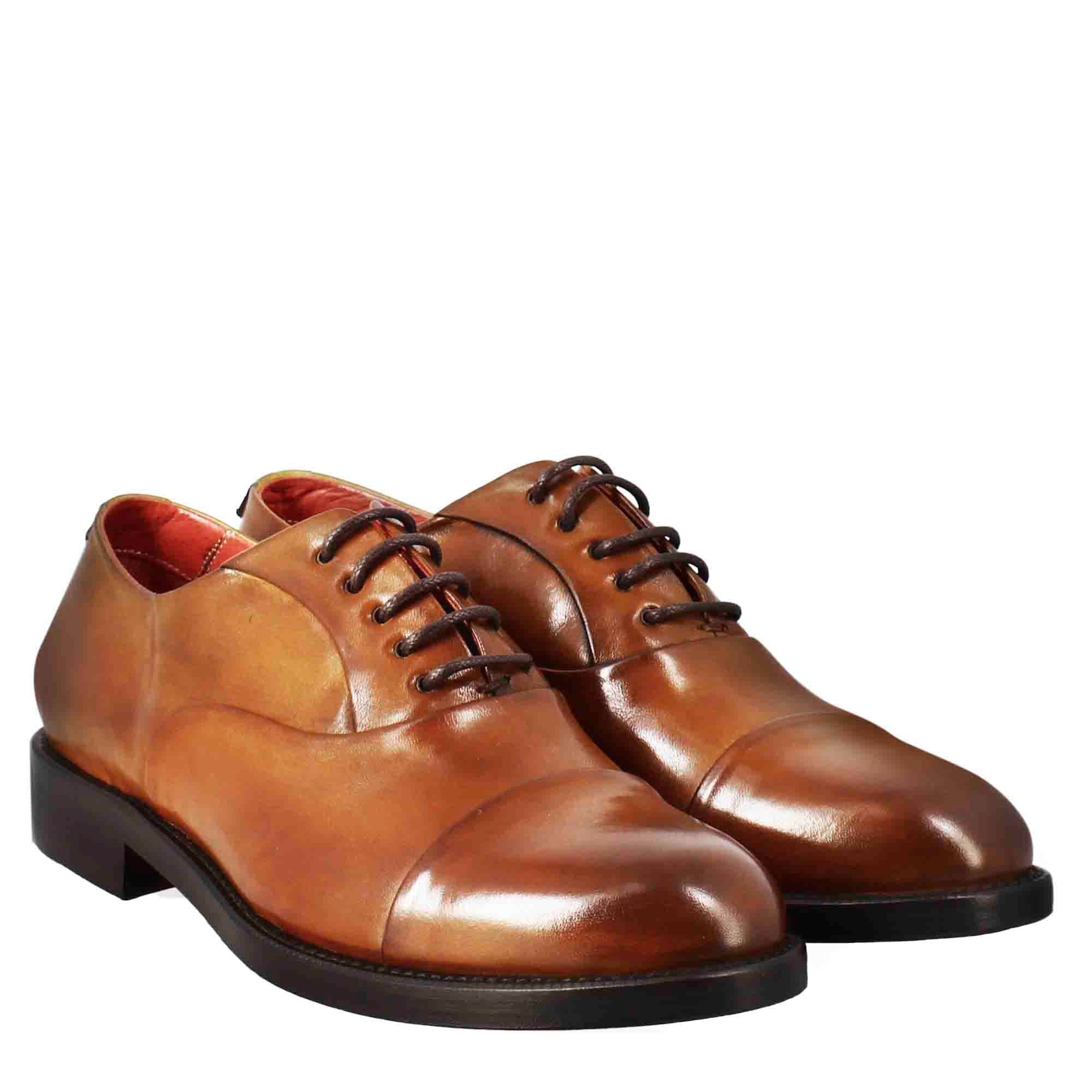 Hellbrauner Damen-Brogue aus Leder mit Naht an der Schuhspitze