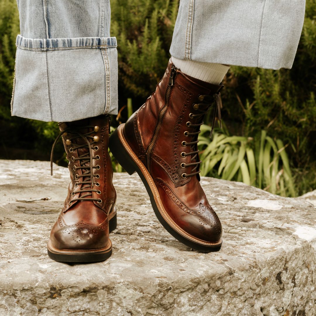 Stivaletto anfibio da donna con dettagli brogue marrone