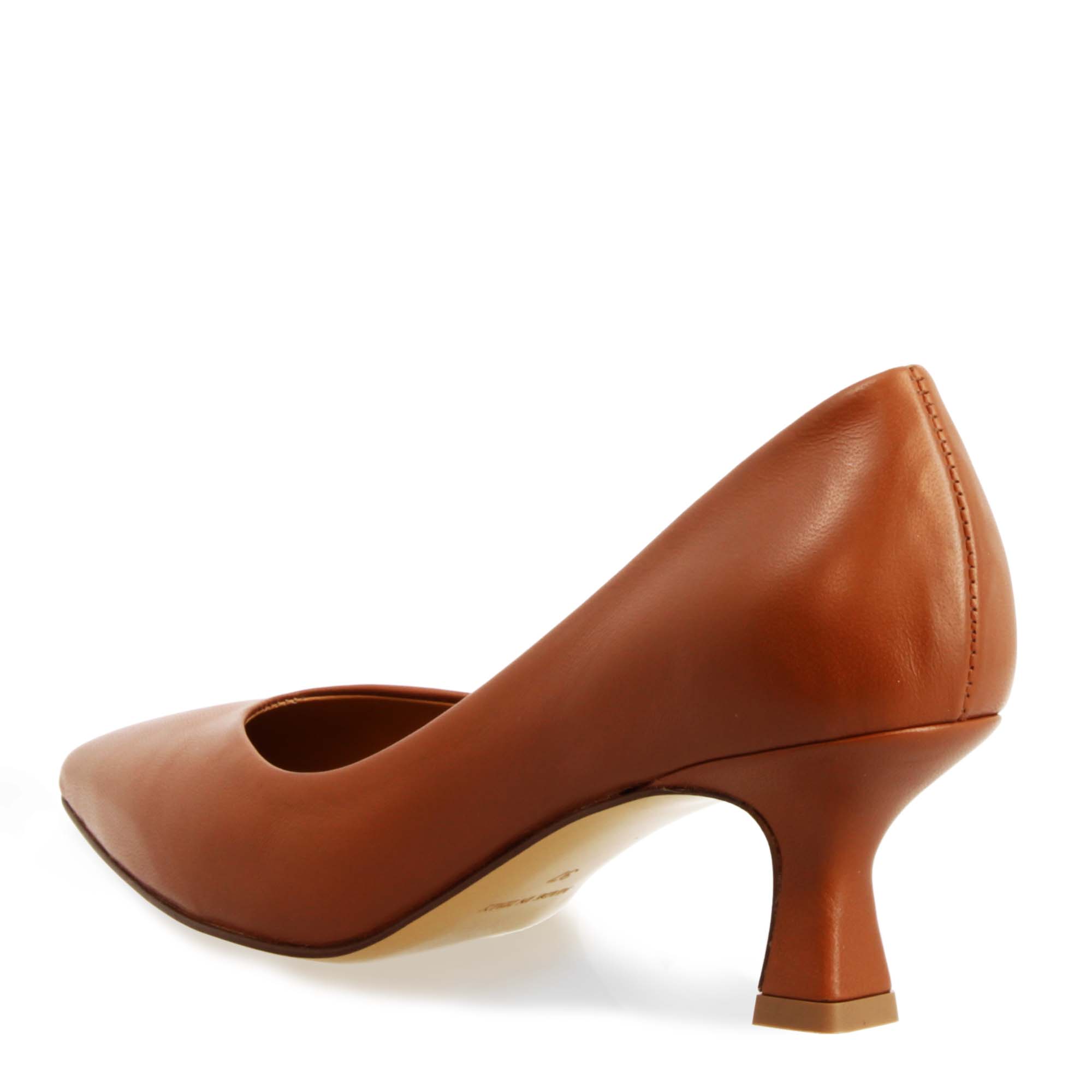 Escarpins en cuir marron pour femme à bout pointu et talon moyen
