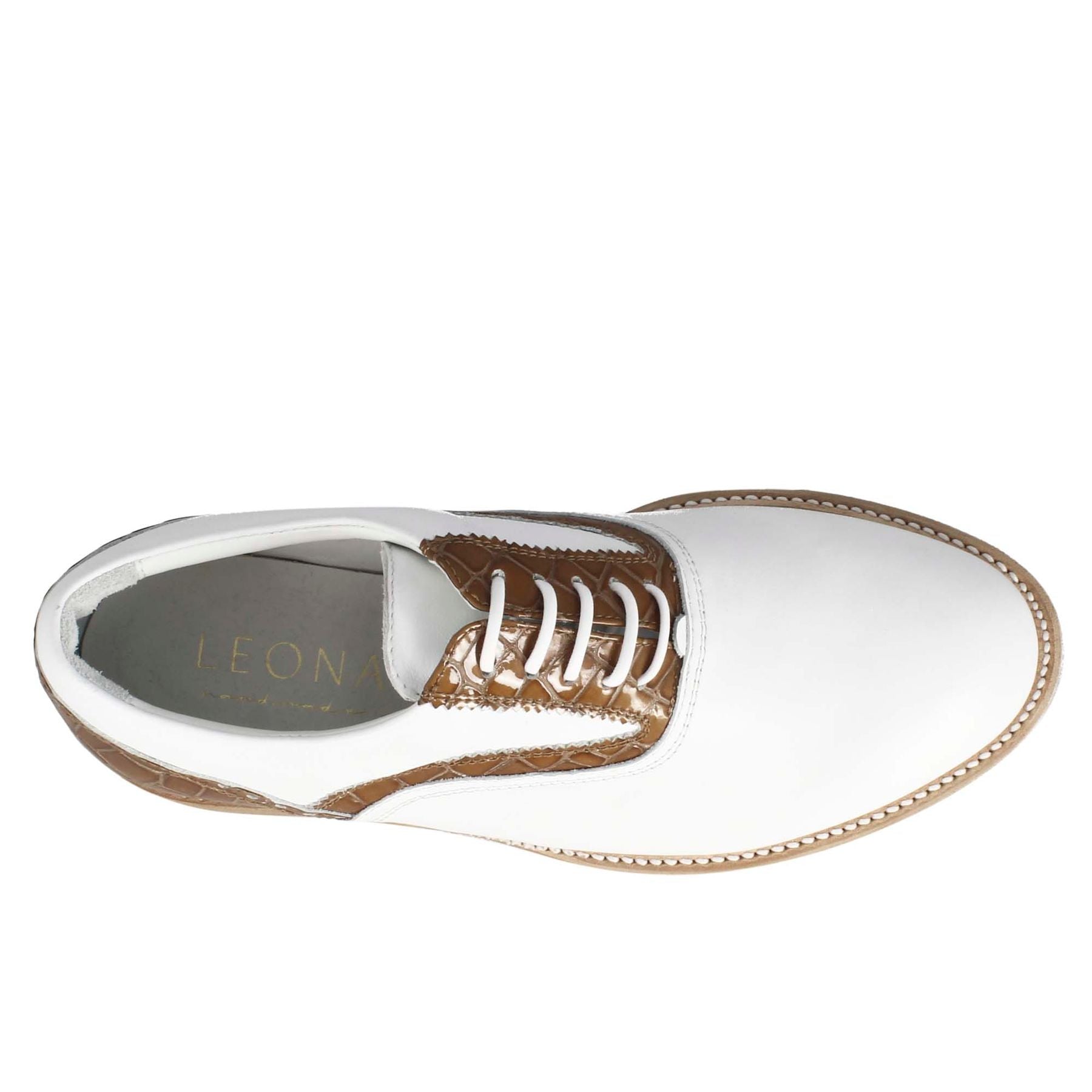 Handcrafted golf shoes in white leather with light brown details