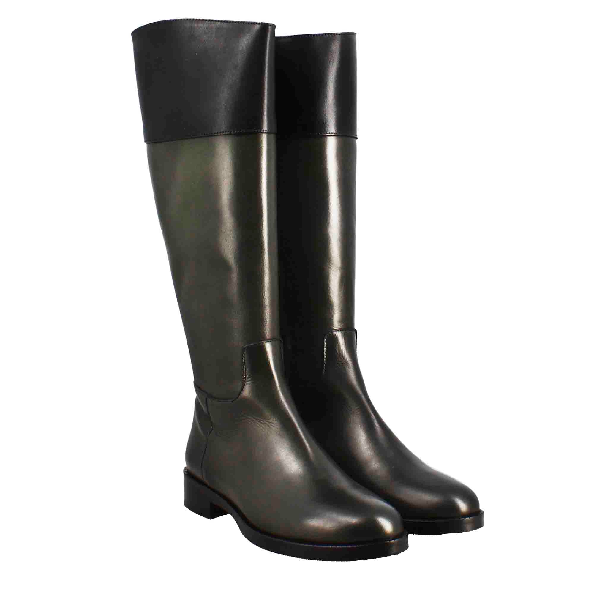 Glatter kniehoher Damenstiefel mit niedrigem Absatz aus grünem und schwarzem Leder