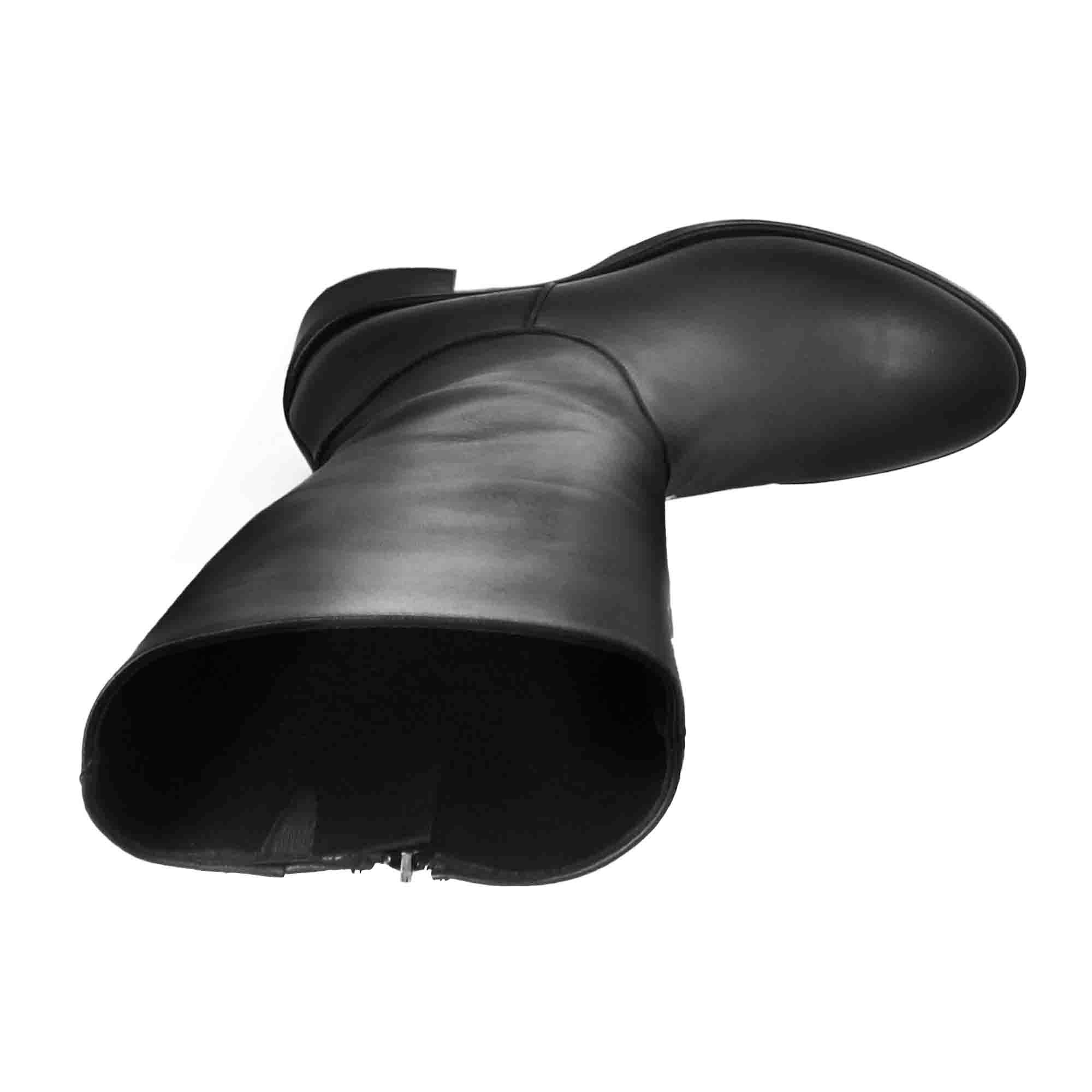 Smooth women's knee-high boots with medium heel in black leather