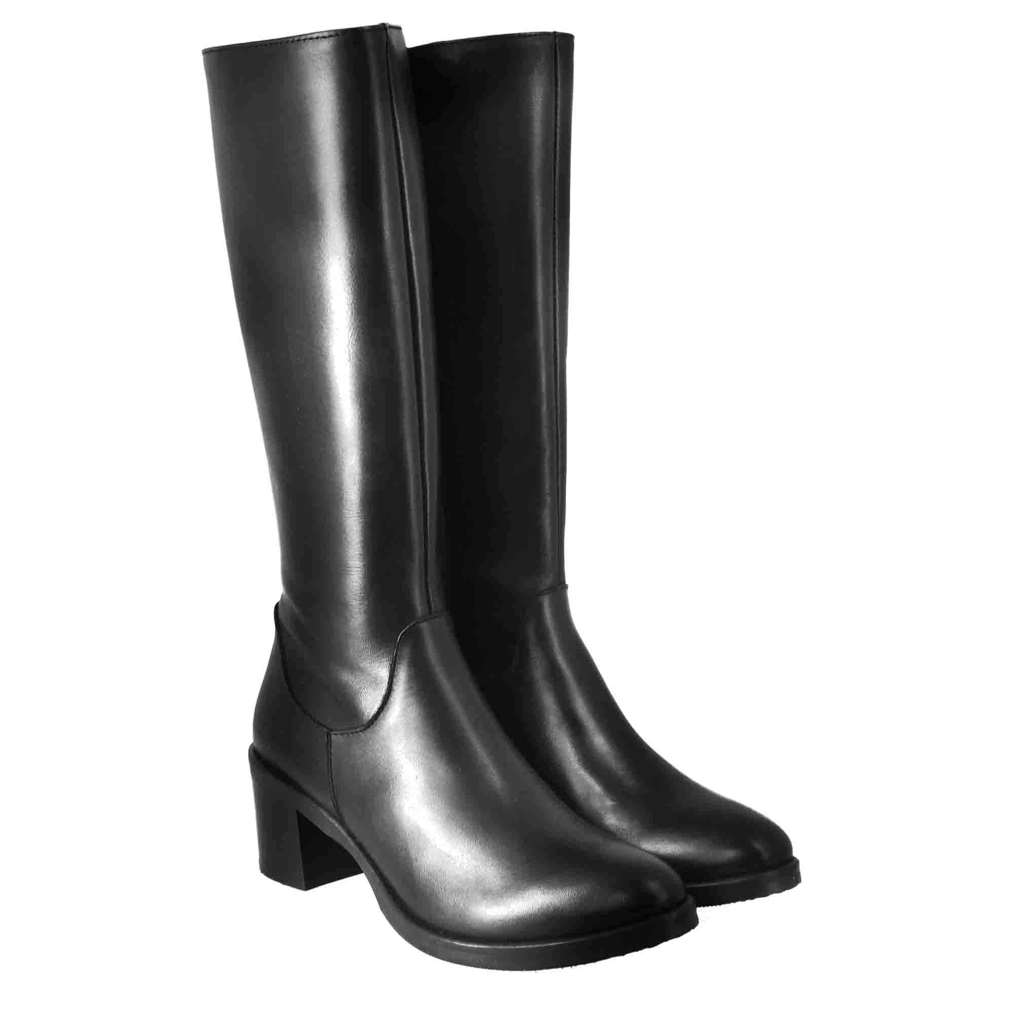 Smooth women's knee-high boots with medium heel in black leather