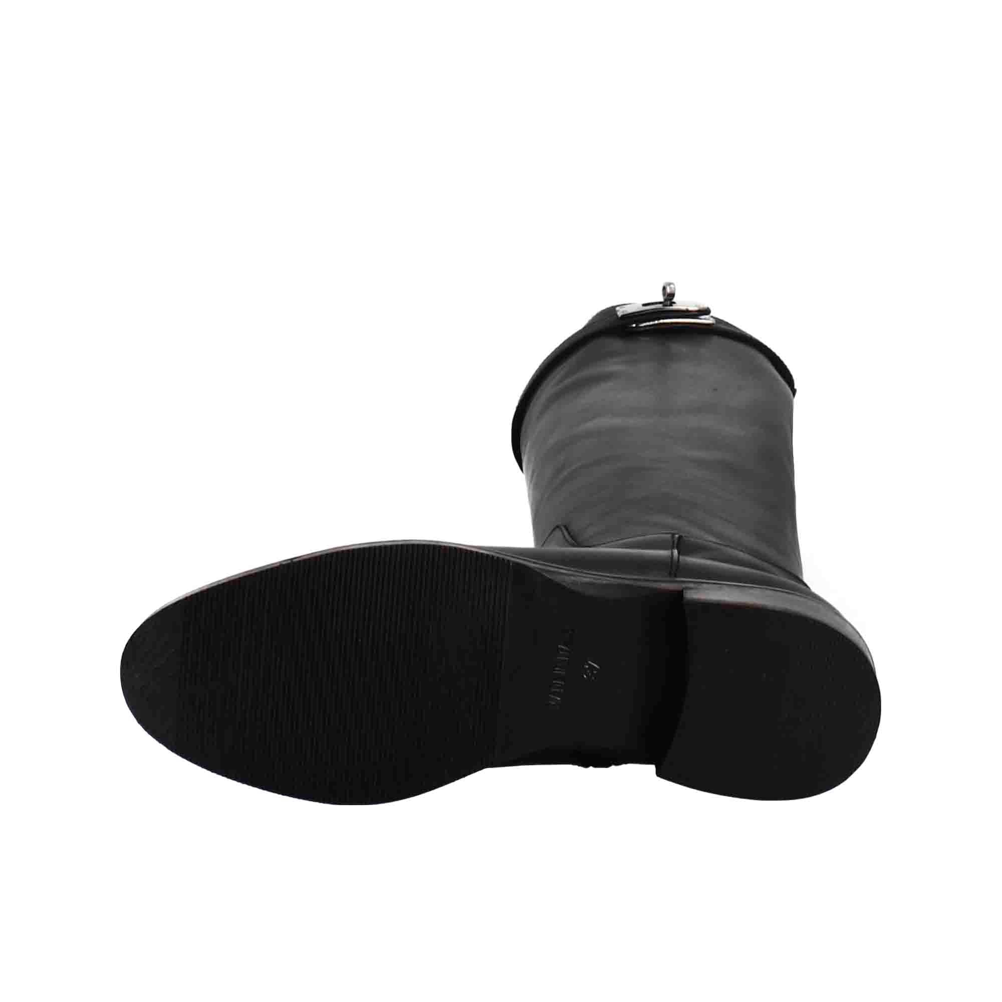 Smooth women's knee-high boot with low heel in black leather