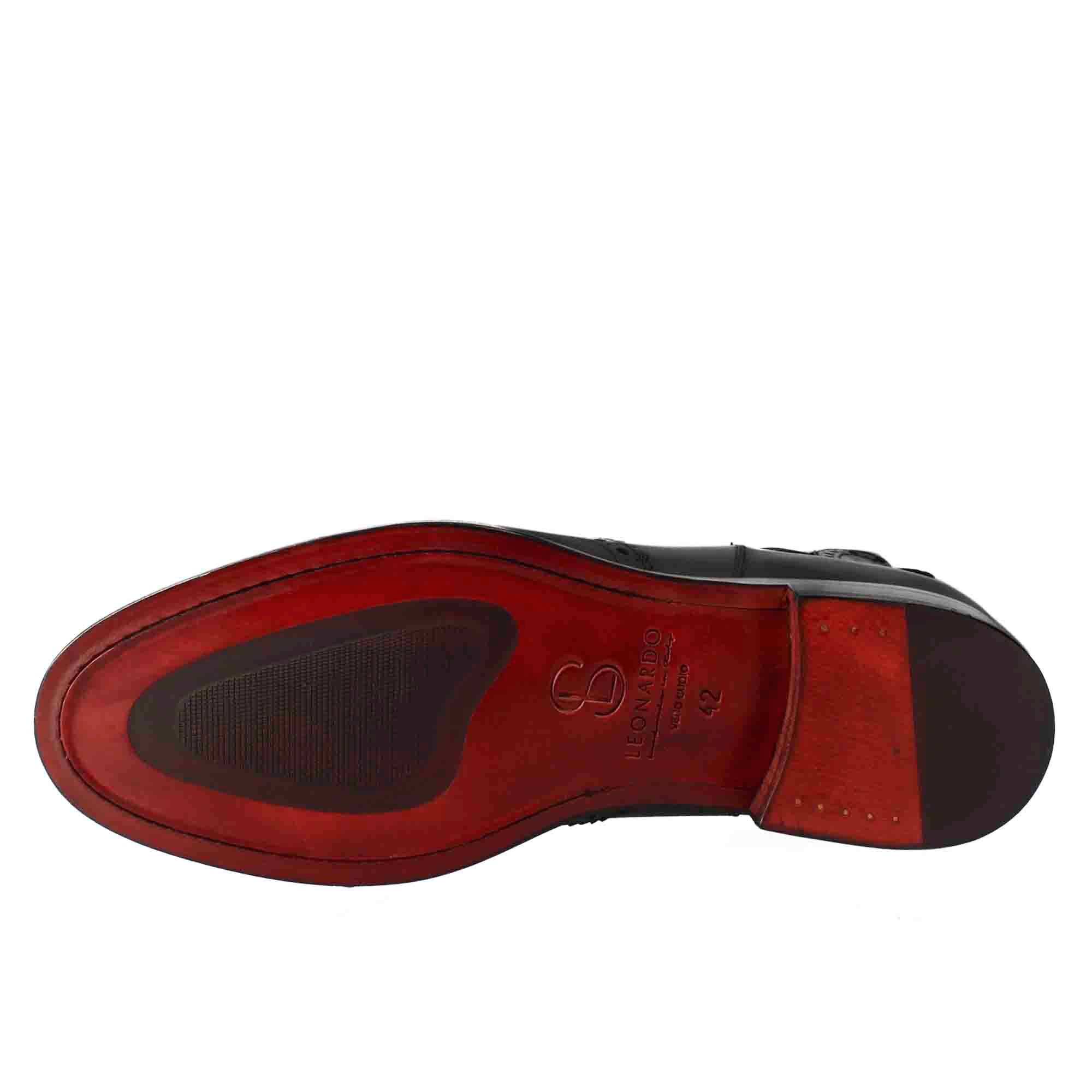 Chelsea boot with brogue details for men in black leather with elastic