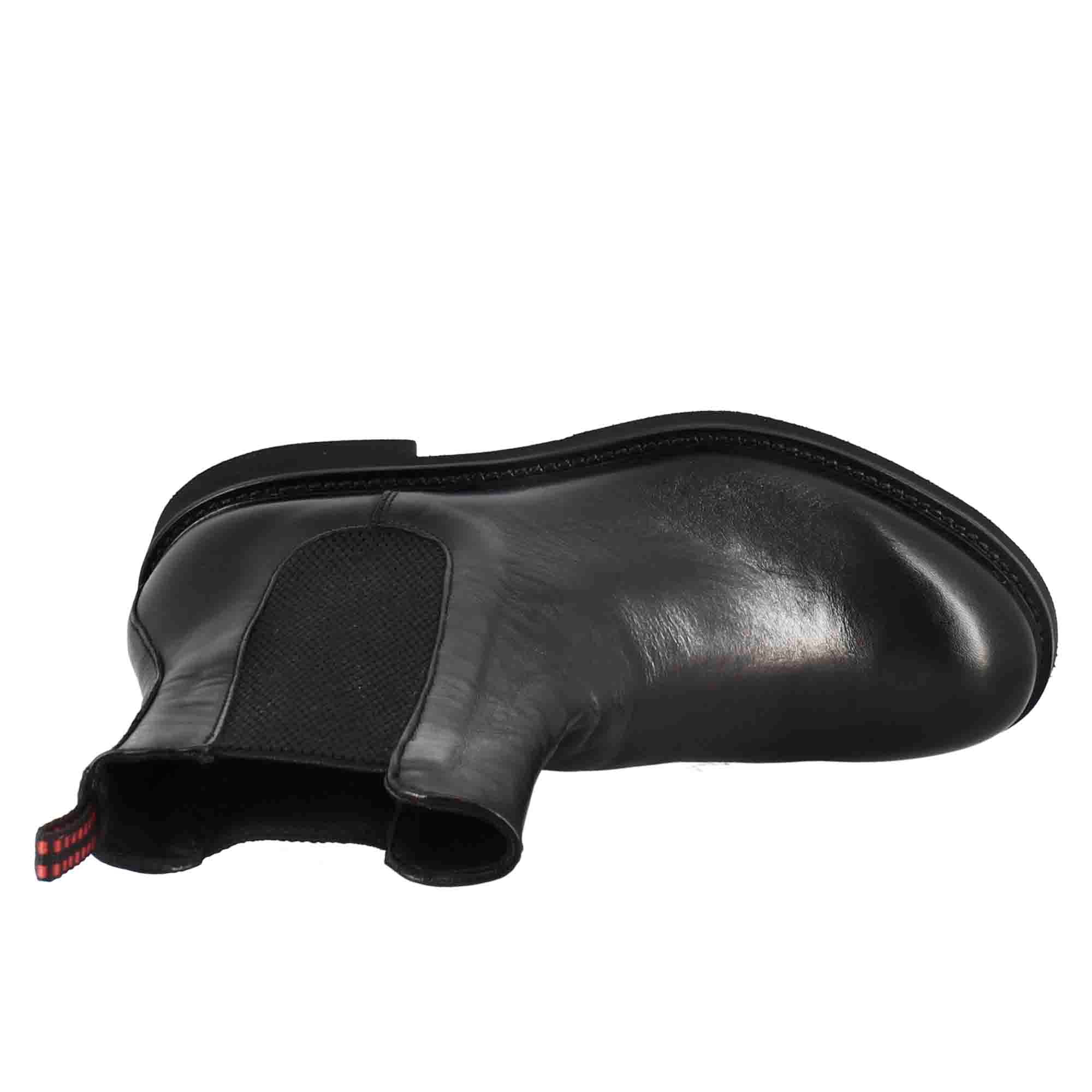 Paupa women's chelsea boot in black washed leather
