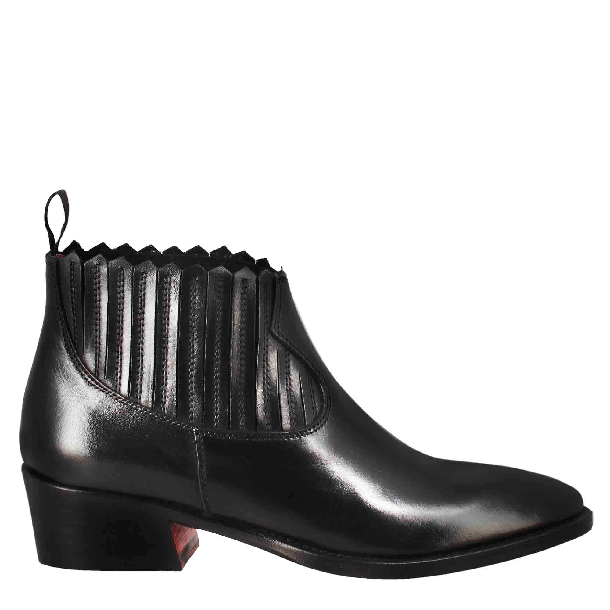 Bottine pour femme avec découpes au col en cuir noir