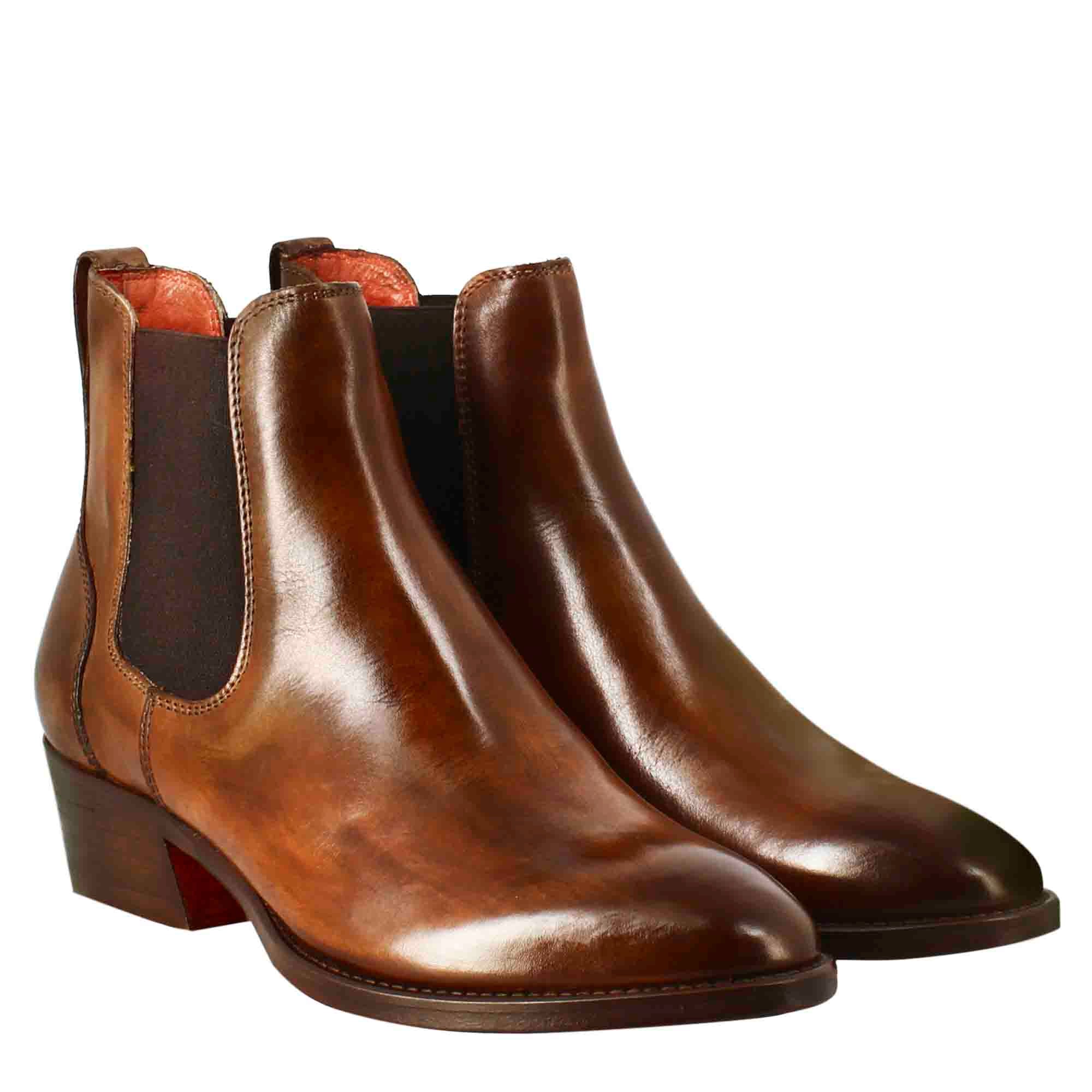 Stivaletto chelsea da donna liscio con tacco medio in pelle colore marrone