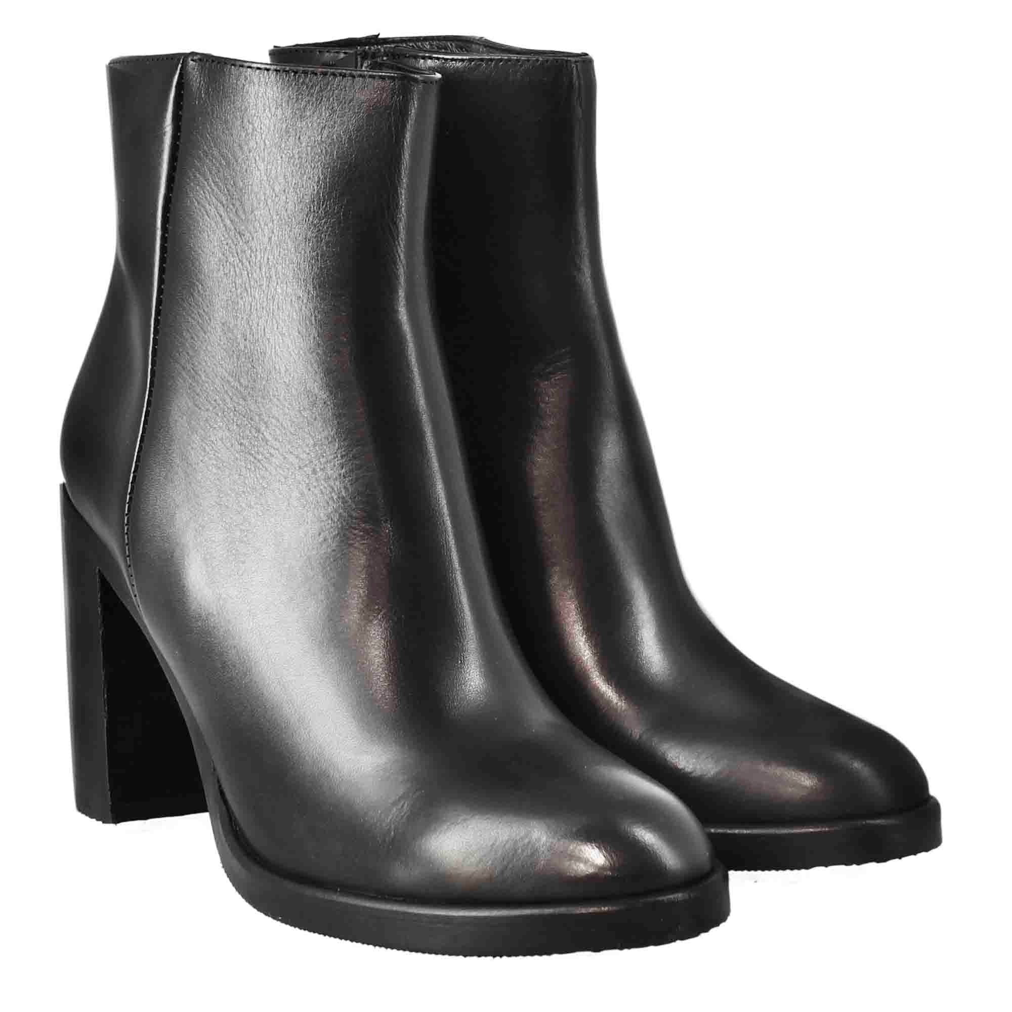 Glatte Damenstiefelette mit hohem Absatz aus schwarzem Leder