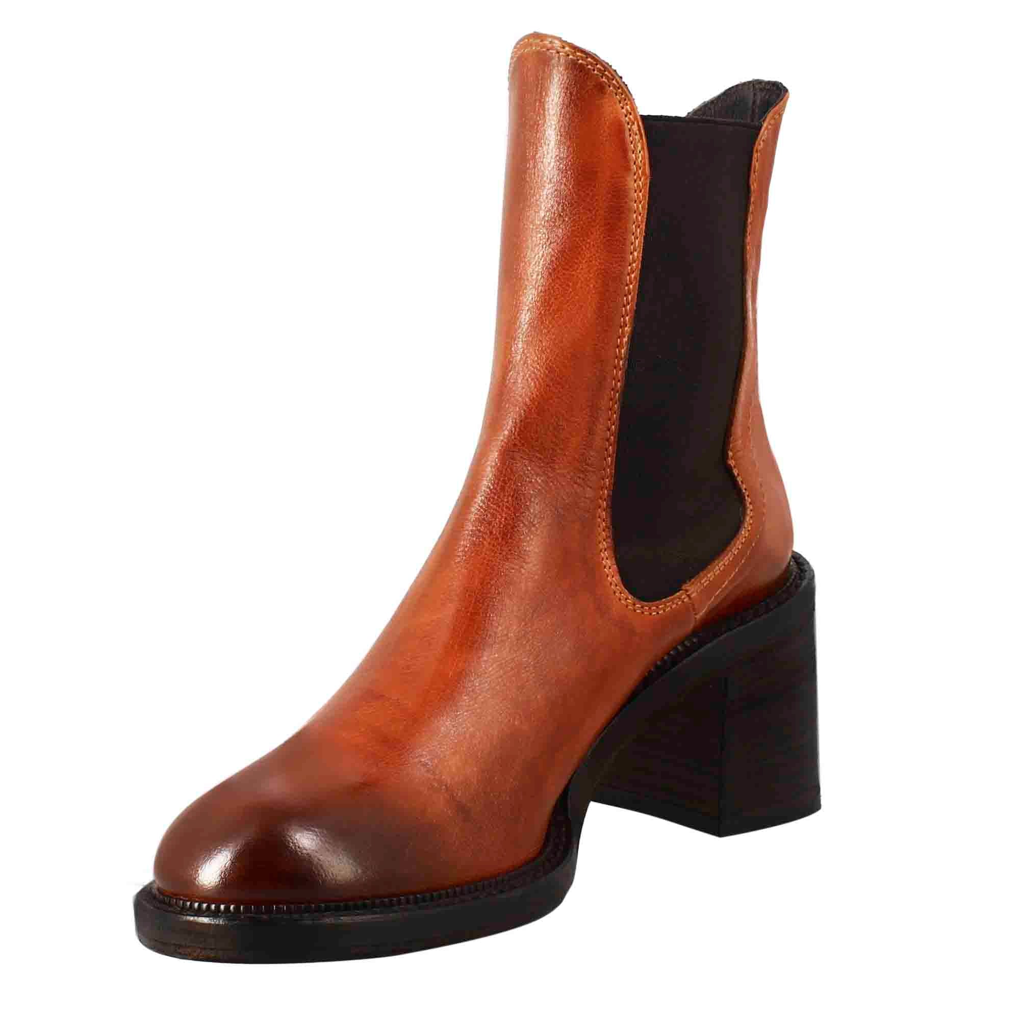 Women's Chelsea diver boot with heel in tan washed leather