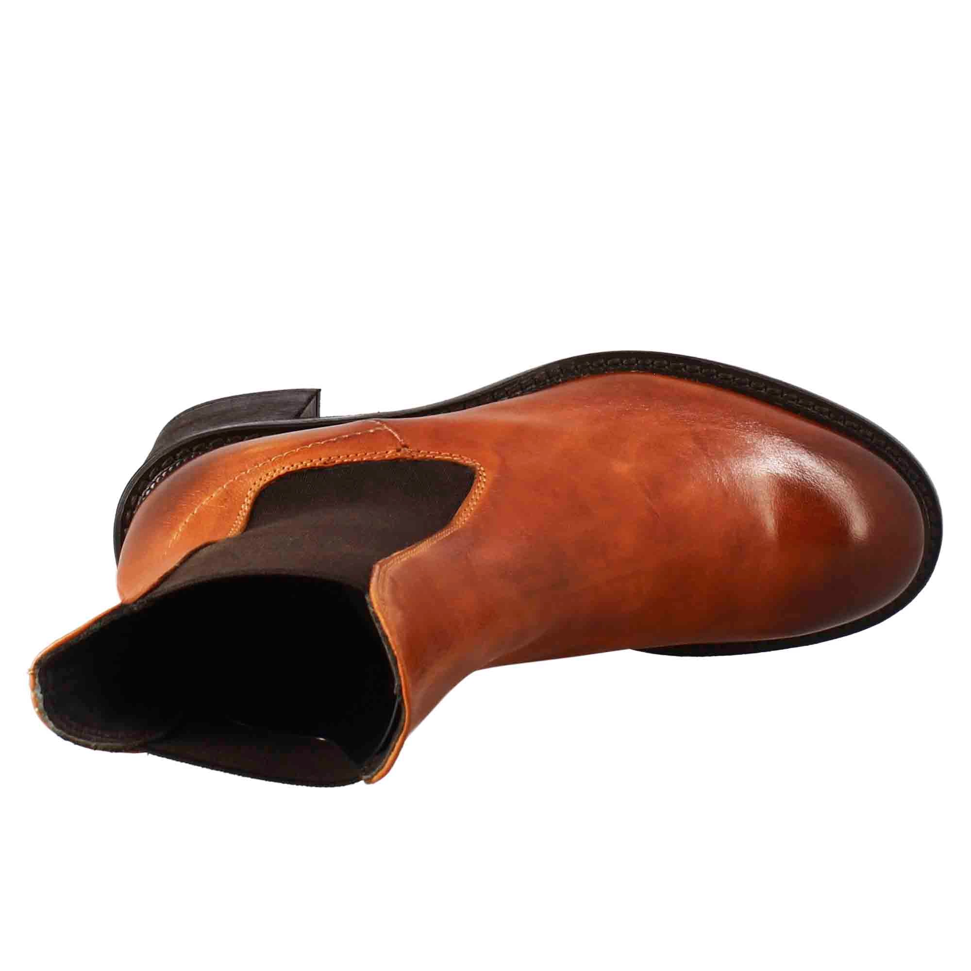 Women's Chelsea diver boot with heel in tan washed leather