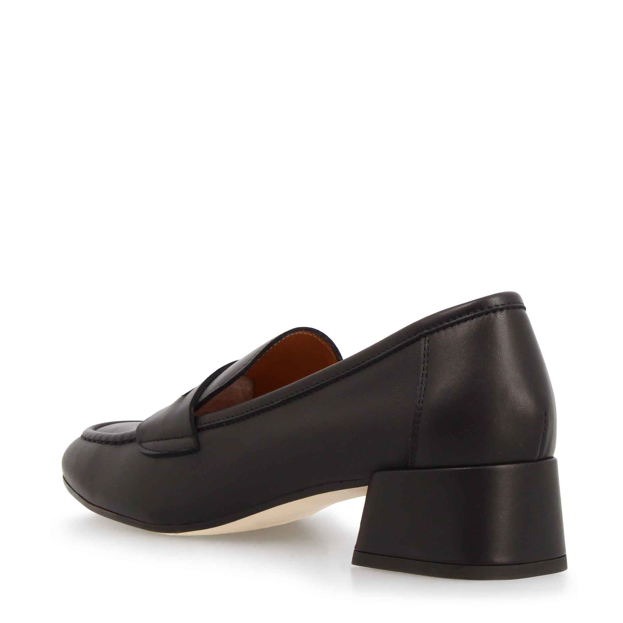 Mocassino artigianale tacco medio da donna in pelle nera