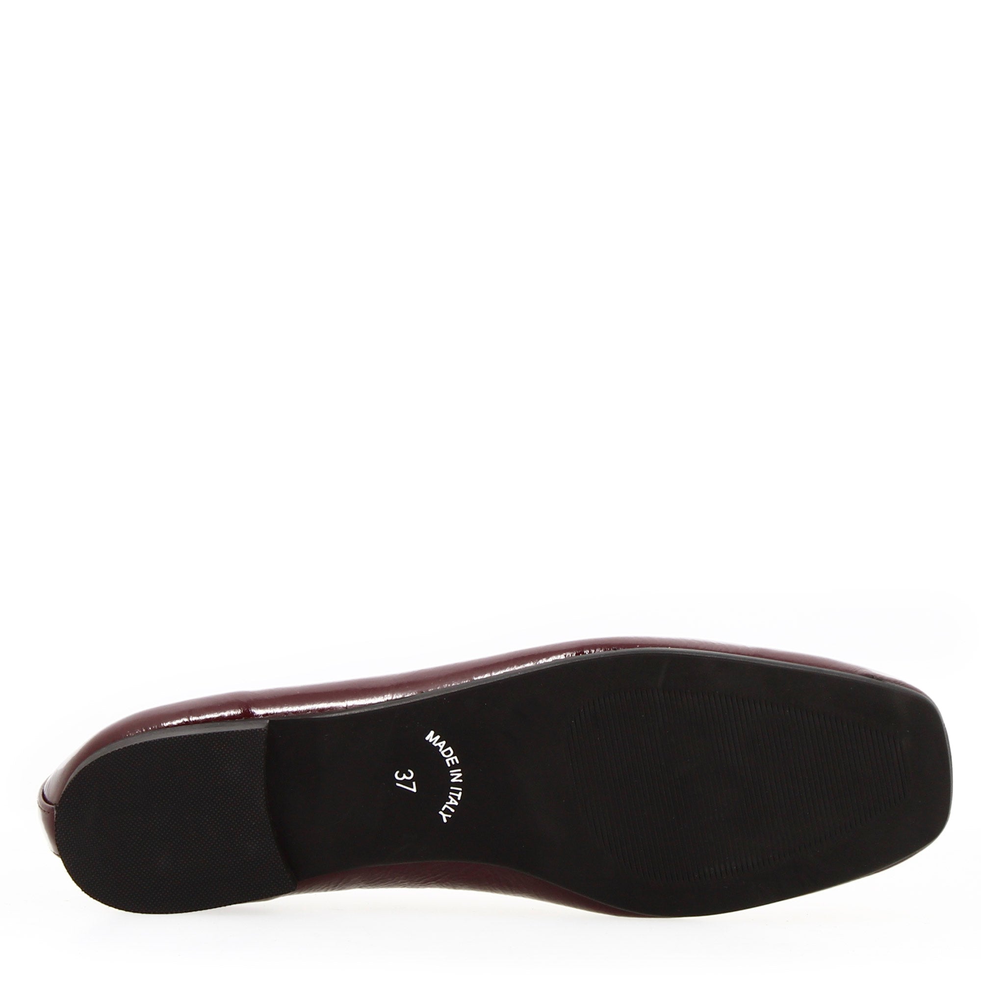 Handmade women's ballerina flat in shiny red leather