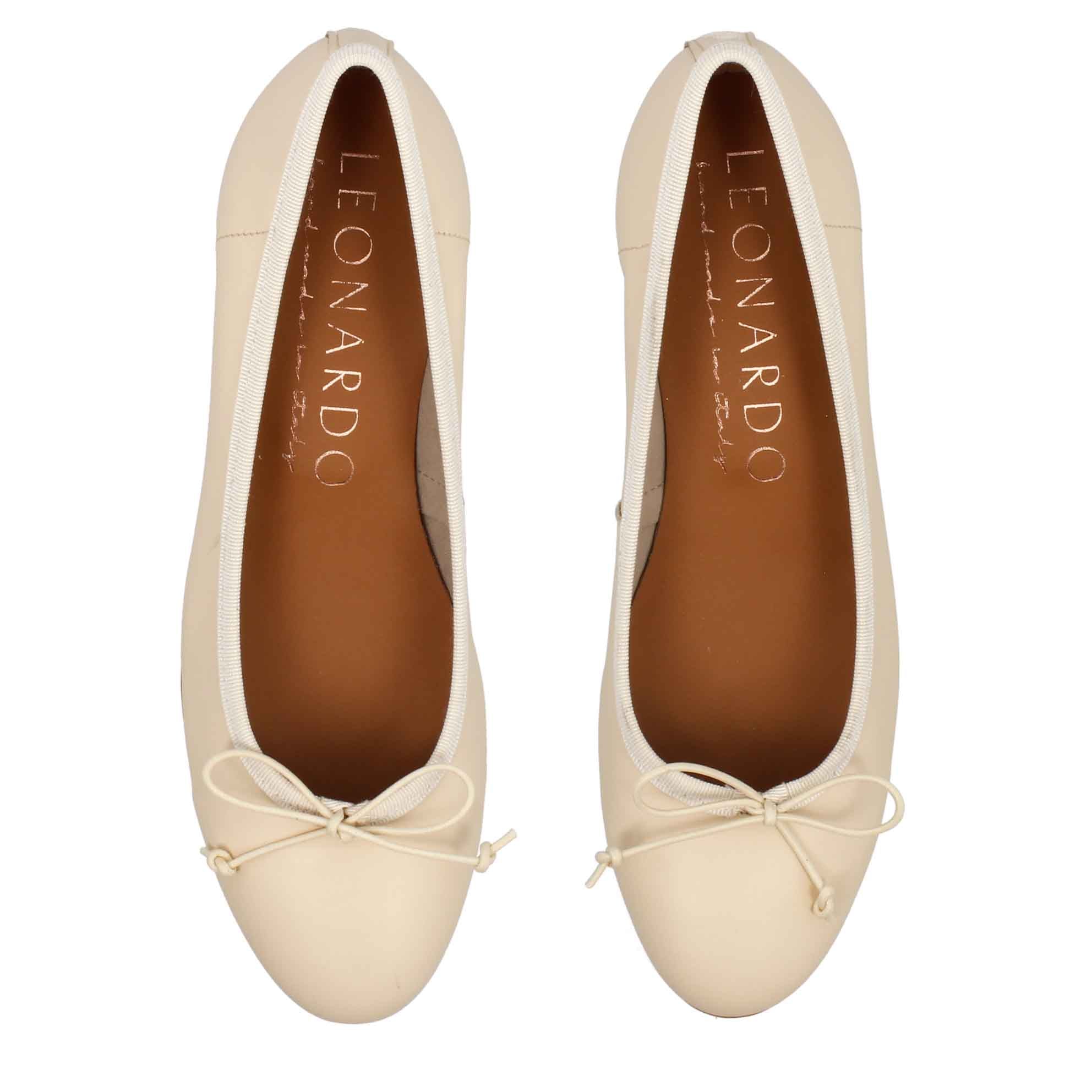 Ballerina artigianale tacco medio in pelle beige