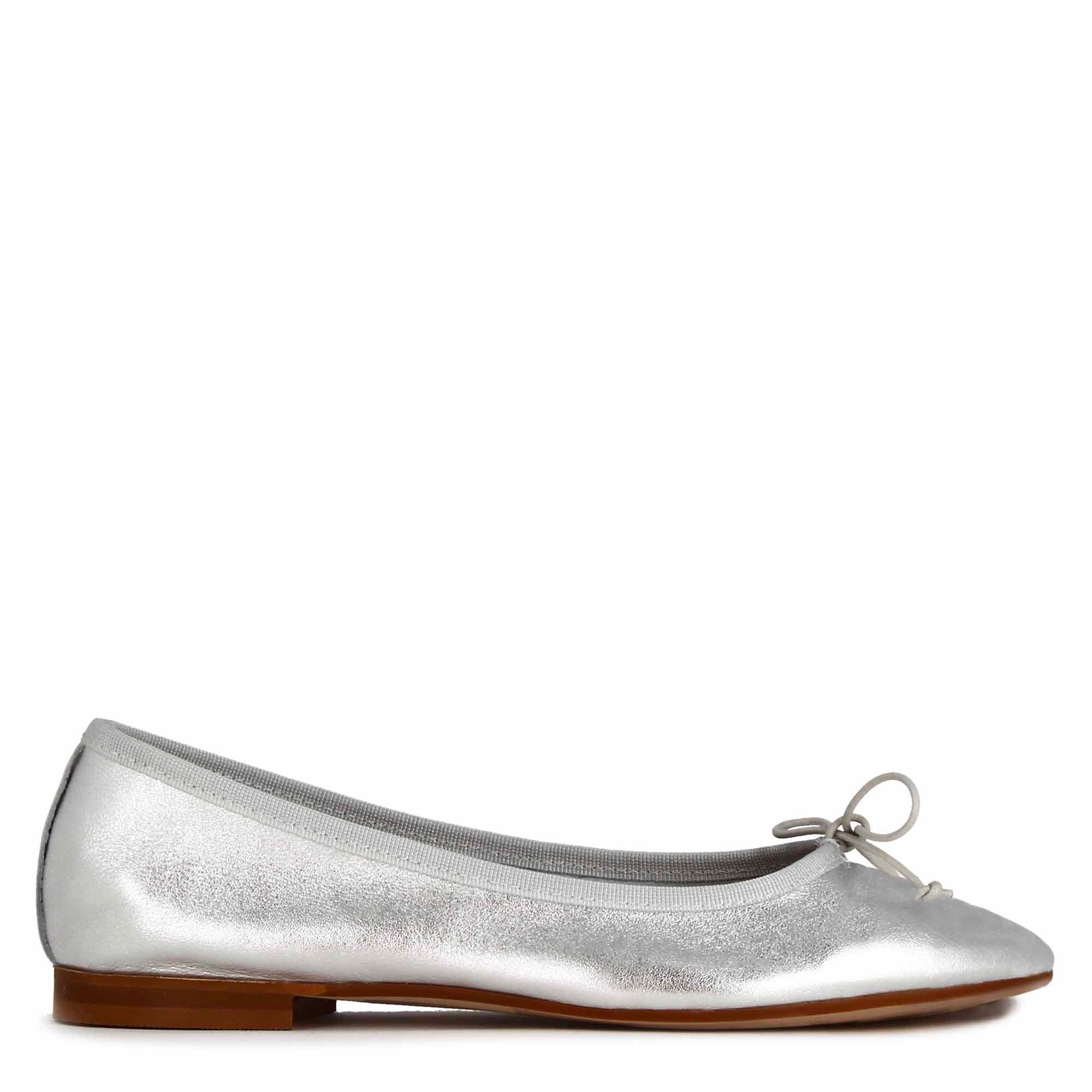 Classic women's ballet flat in silver-coloured laminated leather