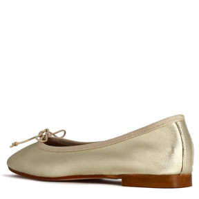 Classic women's ballet flat in gold-coloured laminated leather