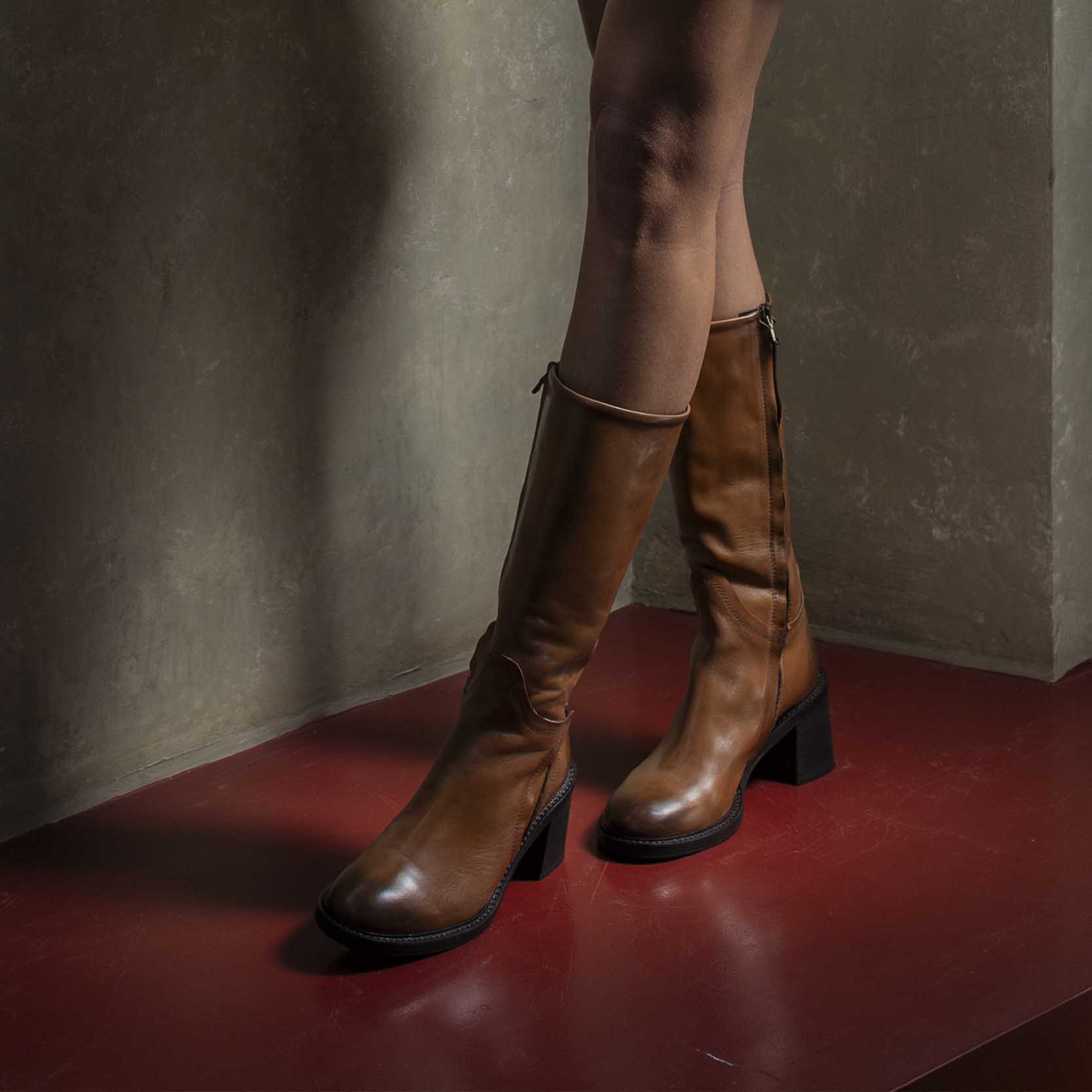 Women's calf-high diver boot with heel in washed leather in dark tan colour