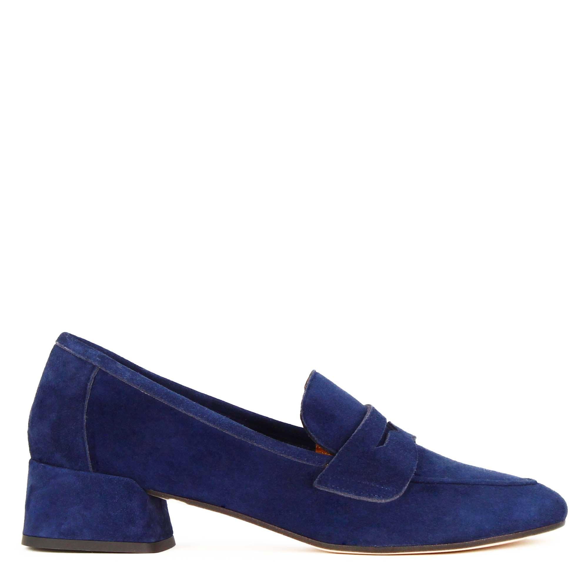 Classic women's décolleté in dark blue handmade suede