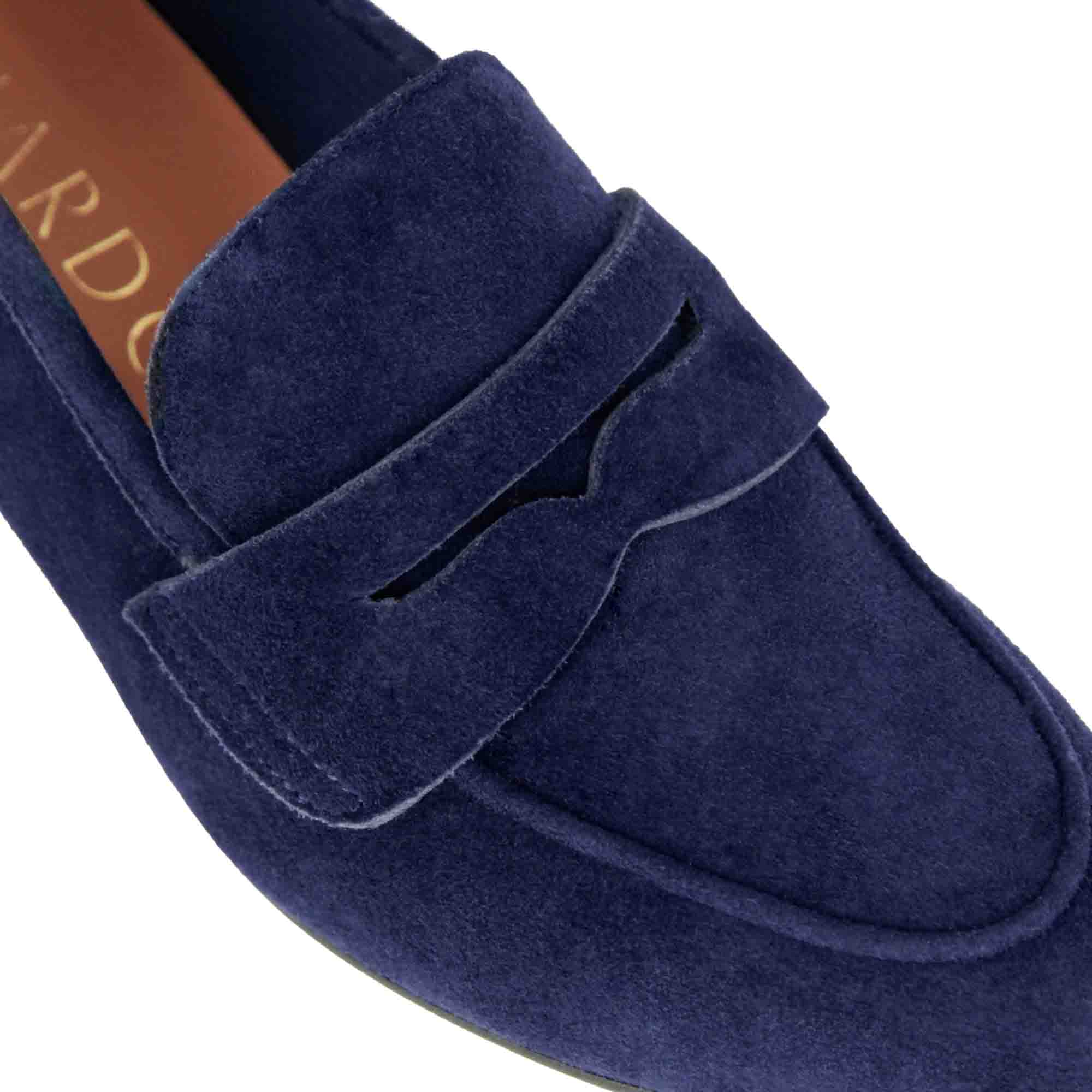 Classic women's décolleté in dark blue handmade suede