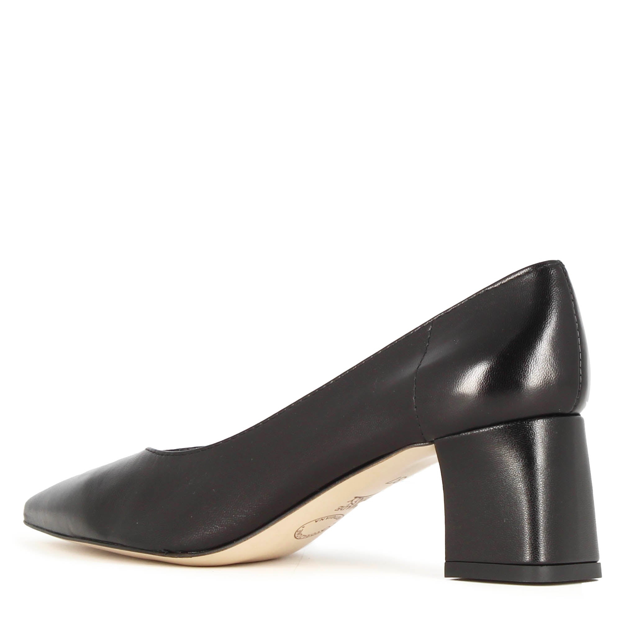 Women's pumps in black leather with medium heel