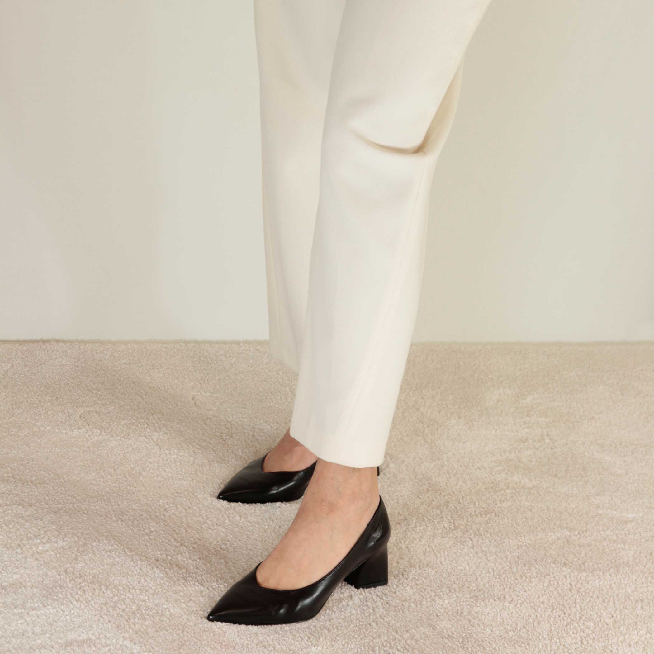 Women's pumps in black leather with medium heel