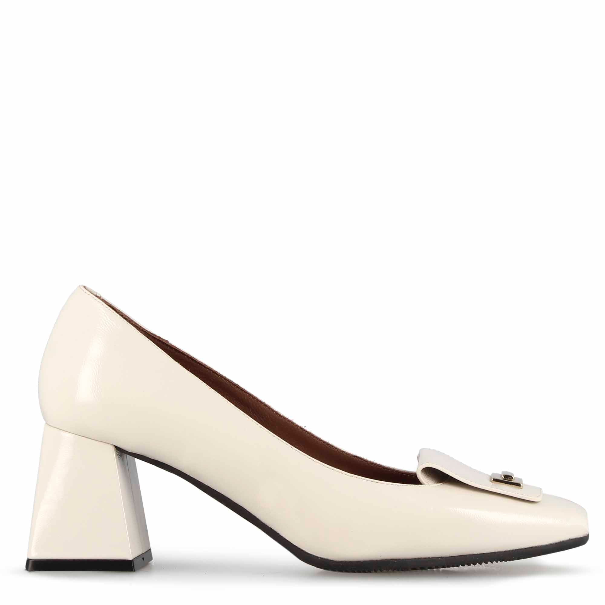 Elegant women's décolleté in white leather with square toe