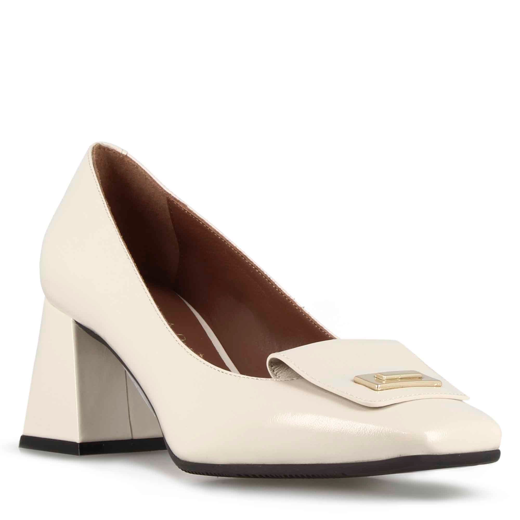 Elegant women's décolleté in white leather with square toe