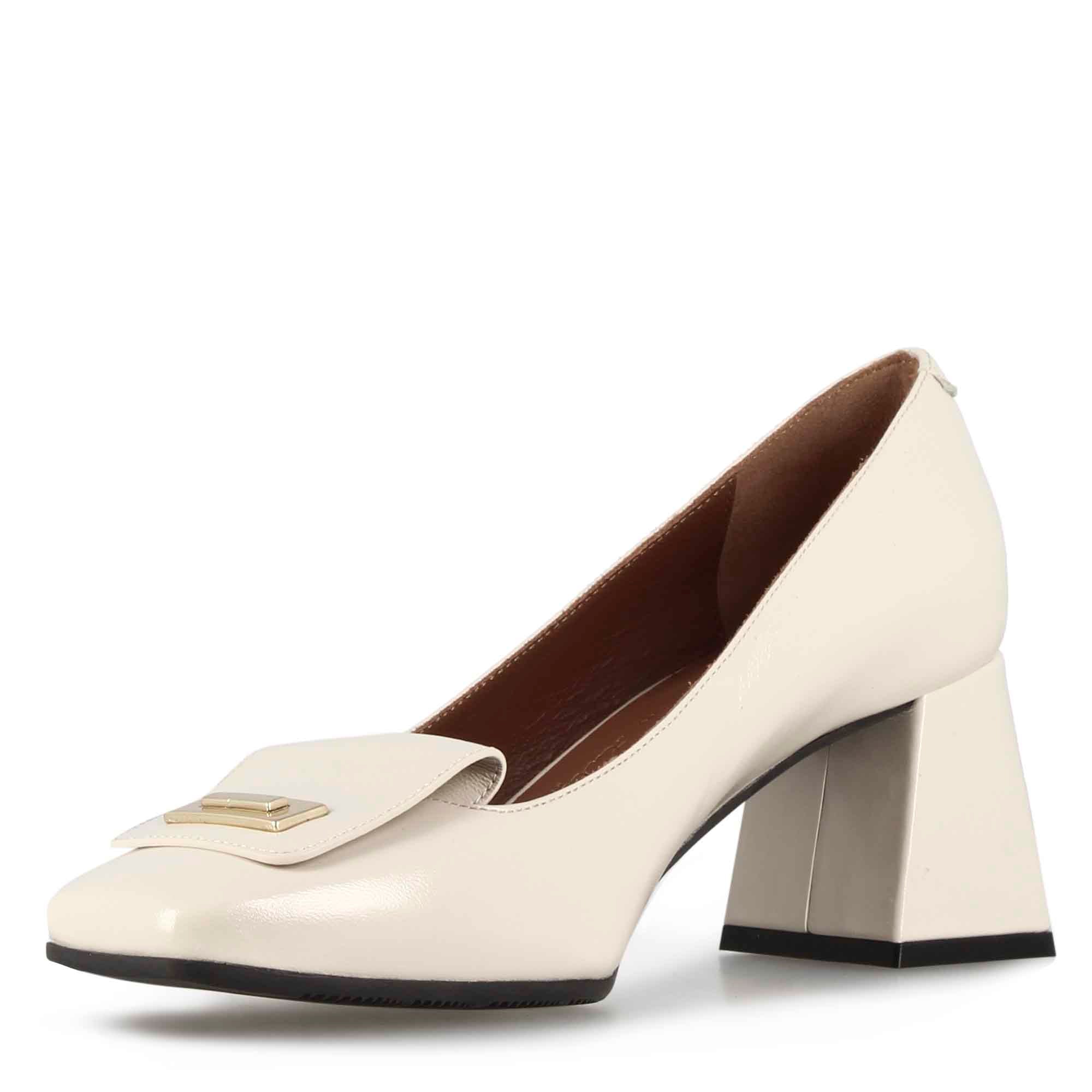 Elegant women's décolleté in white leather with square toe