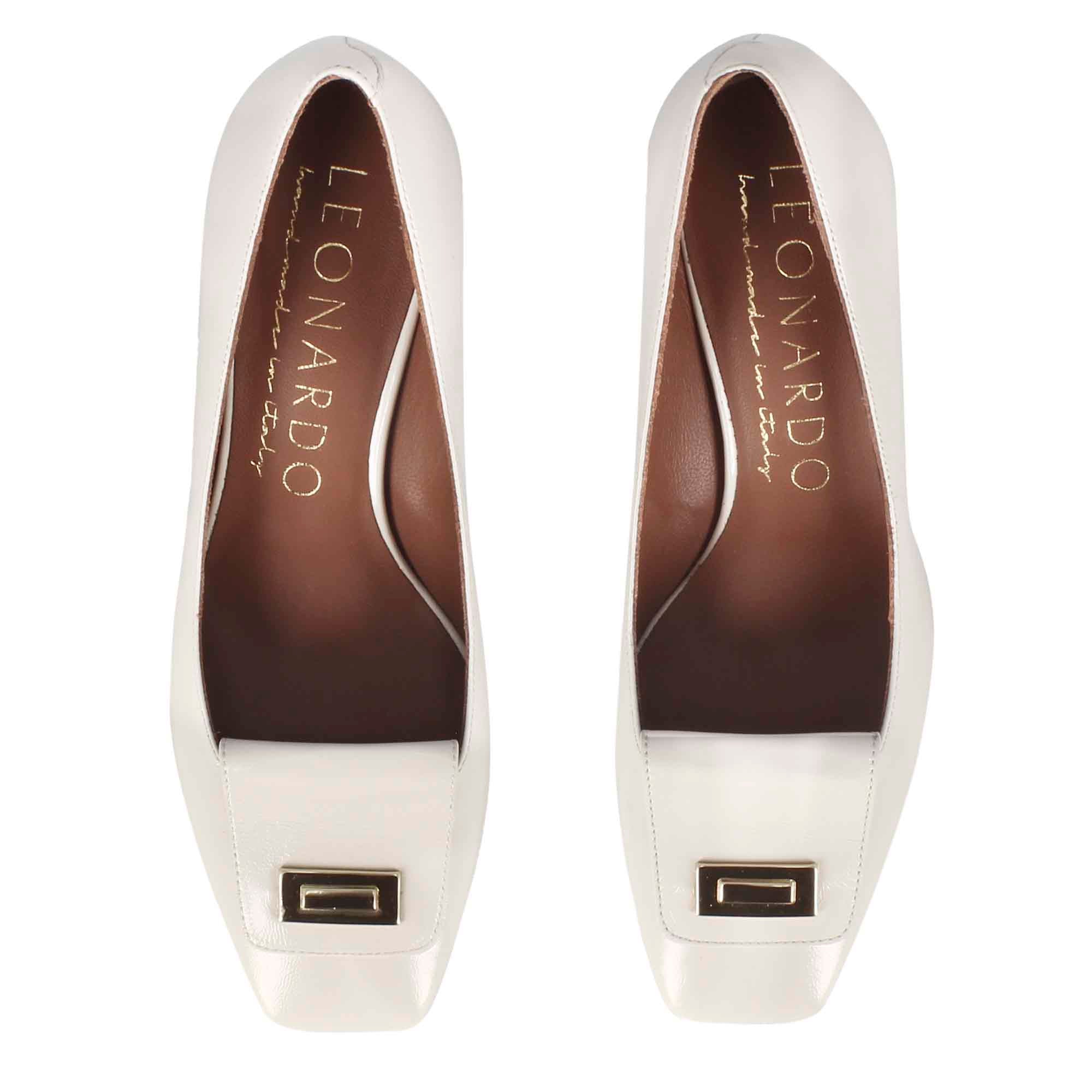 Elegant women's décolleté in white leather with square toe