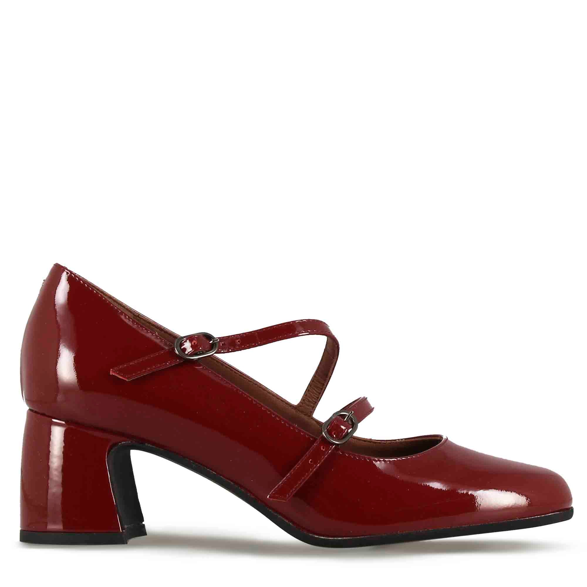 Mary Jane décolleté in burgundy patent leather with double strap
