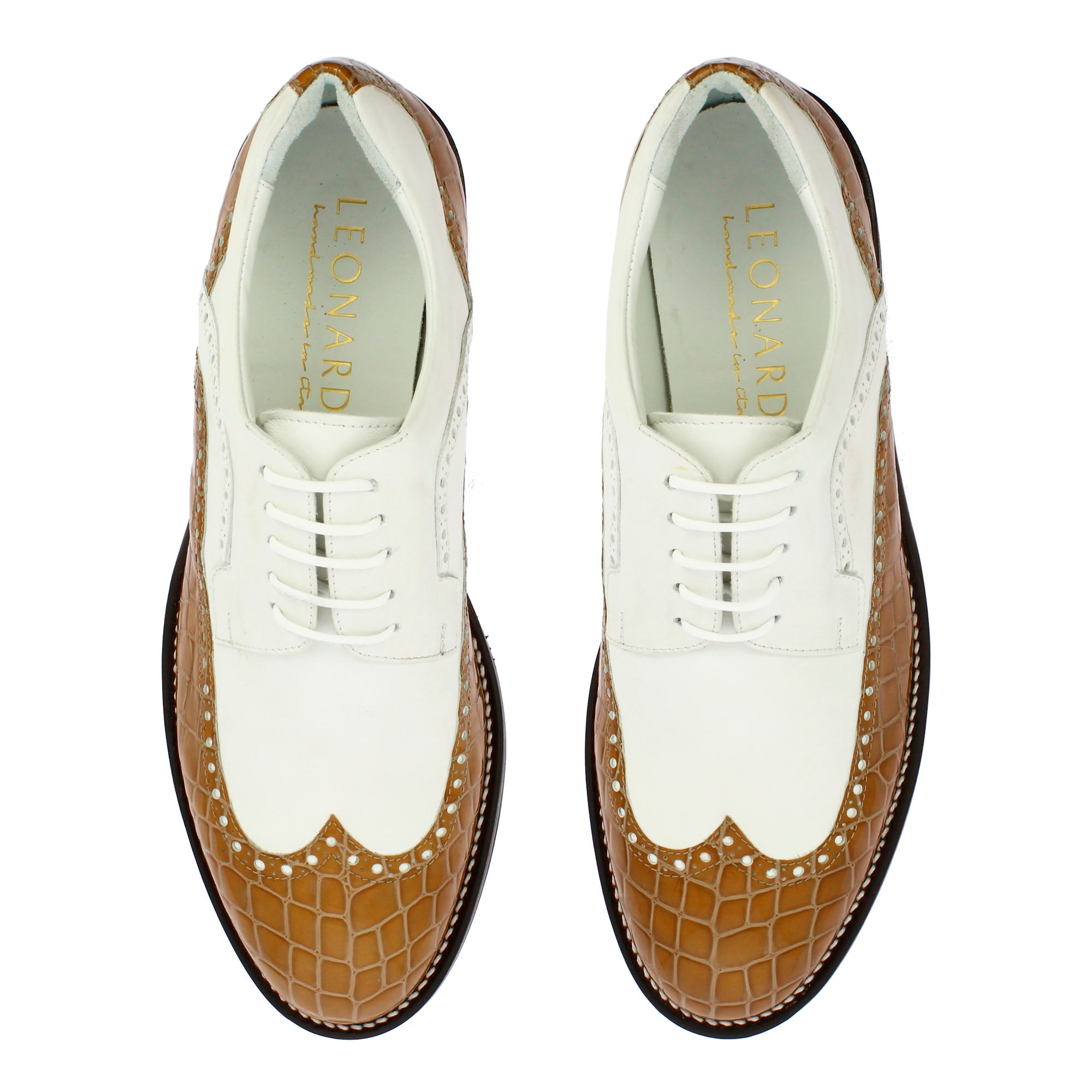 Handgefertigte Golfschuhe aus weißem Leder und brauner Kokosnuss