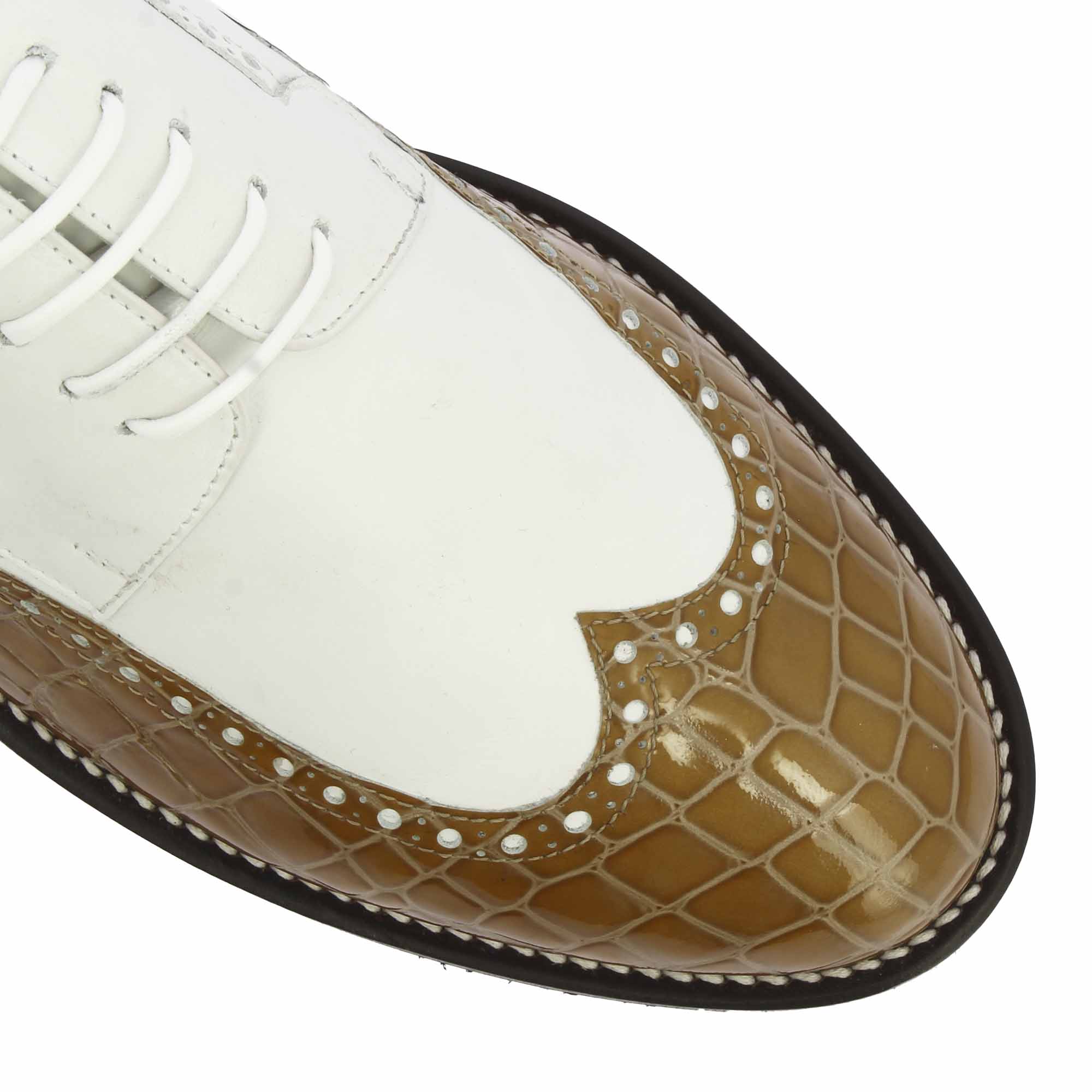 Handgefertigte Golfschuhe aus weißem Leder und brauner Kokosnuss