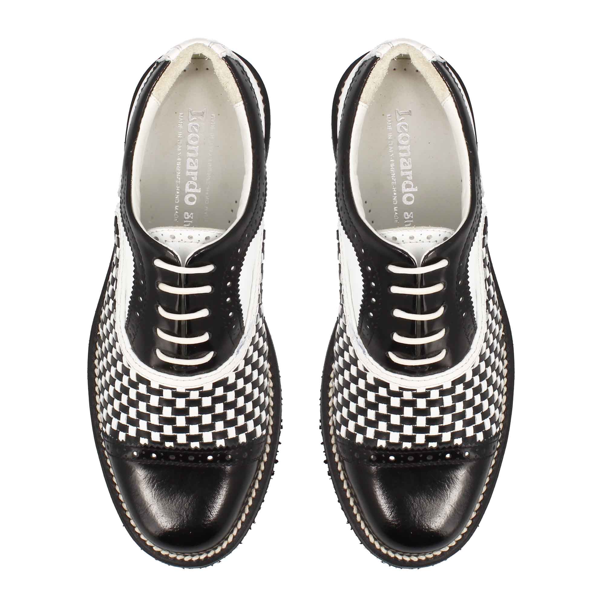 Handgefertigte Golfschuhe aus gewebtem Leder in Schwarz und Weiß