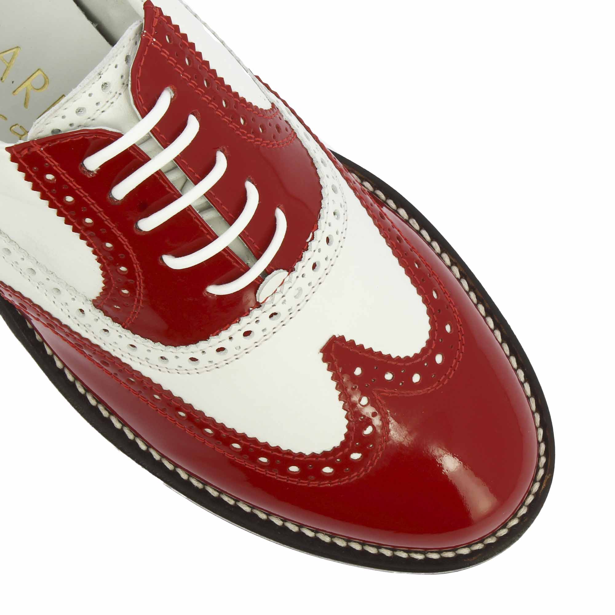 Handgefertigte Golfschuhe aus weißem Leder mit roten Verzierungen