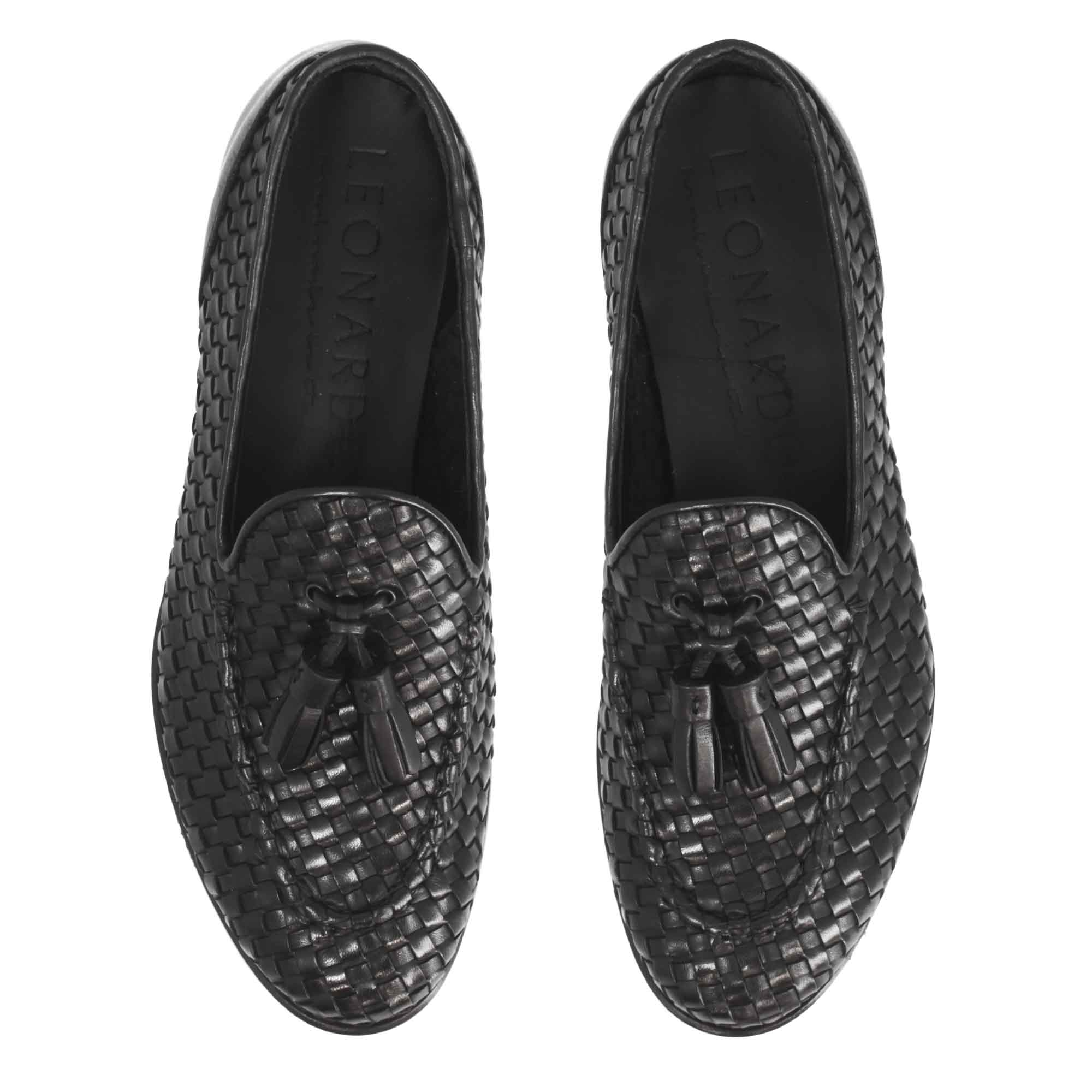 Mocassins pour femme faits main en cuir tressé noir avec pompons