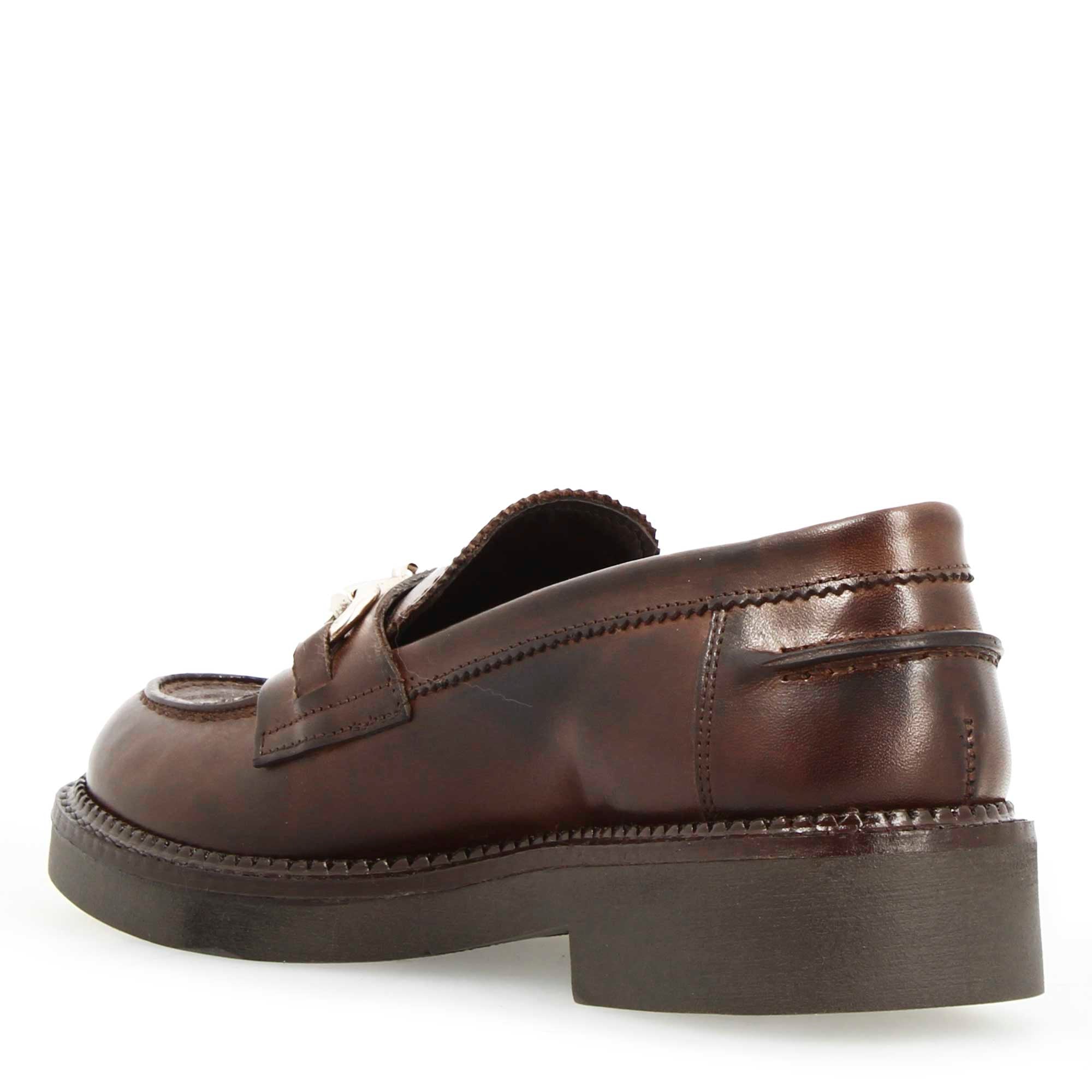 Women's loafer with sturdy sole in dark brown leather and buckle