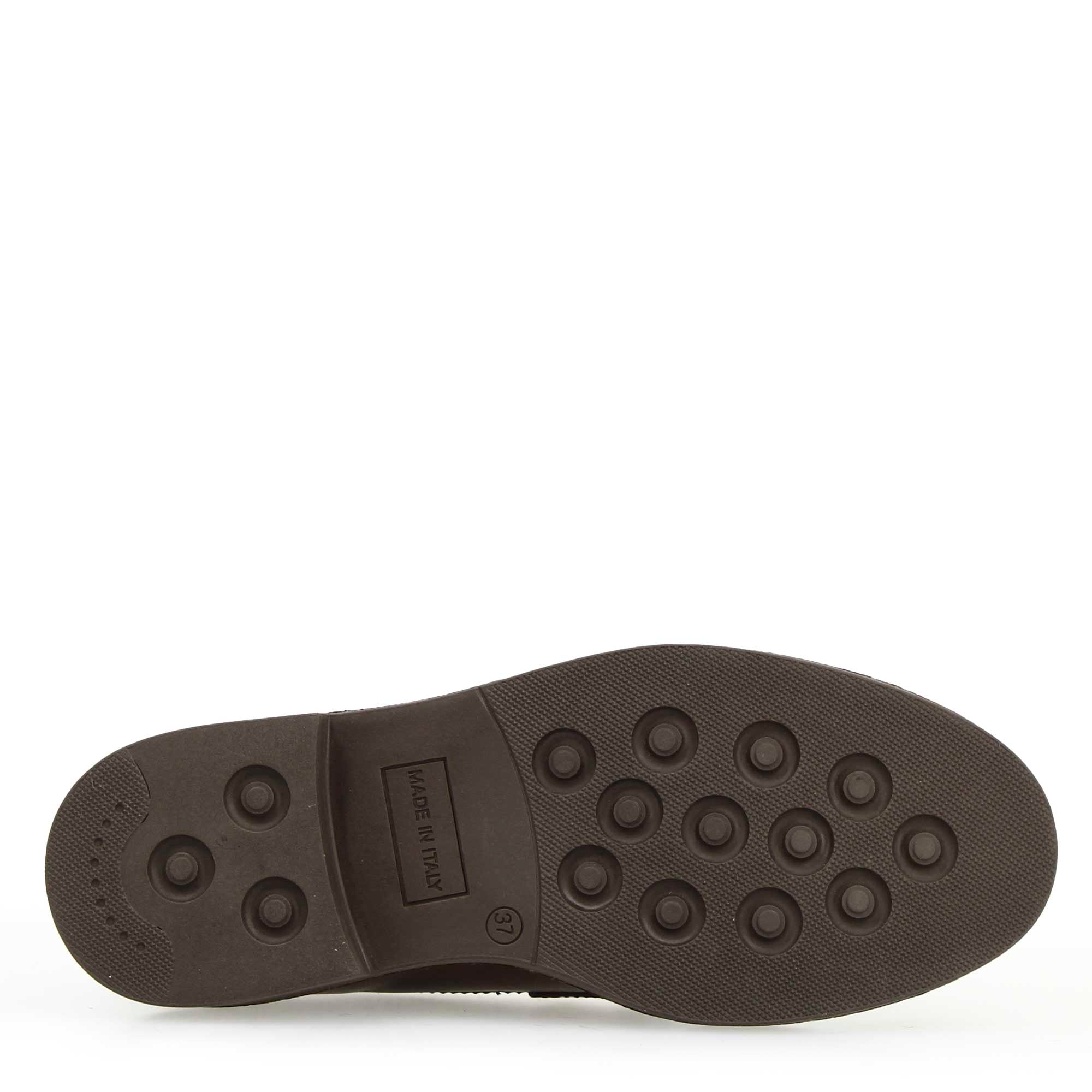 Women's loafer with sturdy sole in dark brown leather and buckle