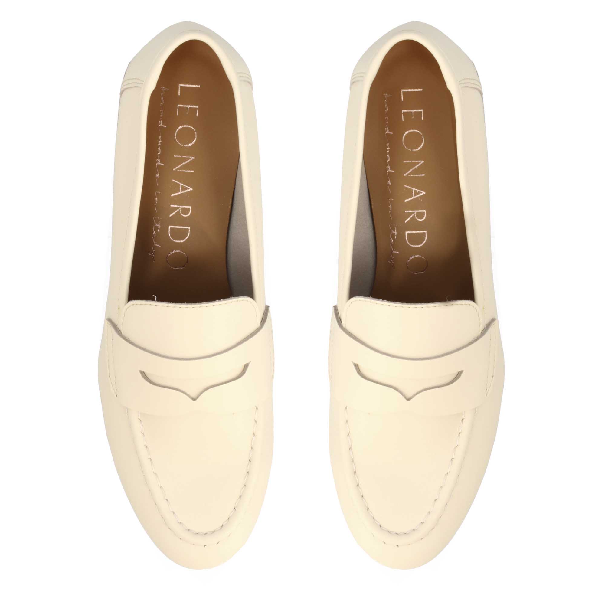 Mocassino artigianale tacco medio da donna in pelle beige
