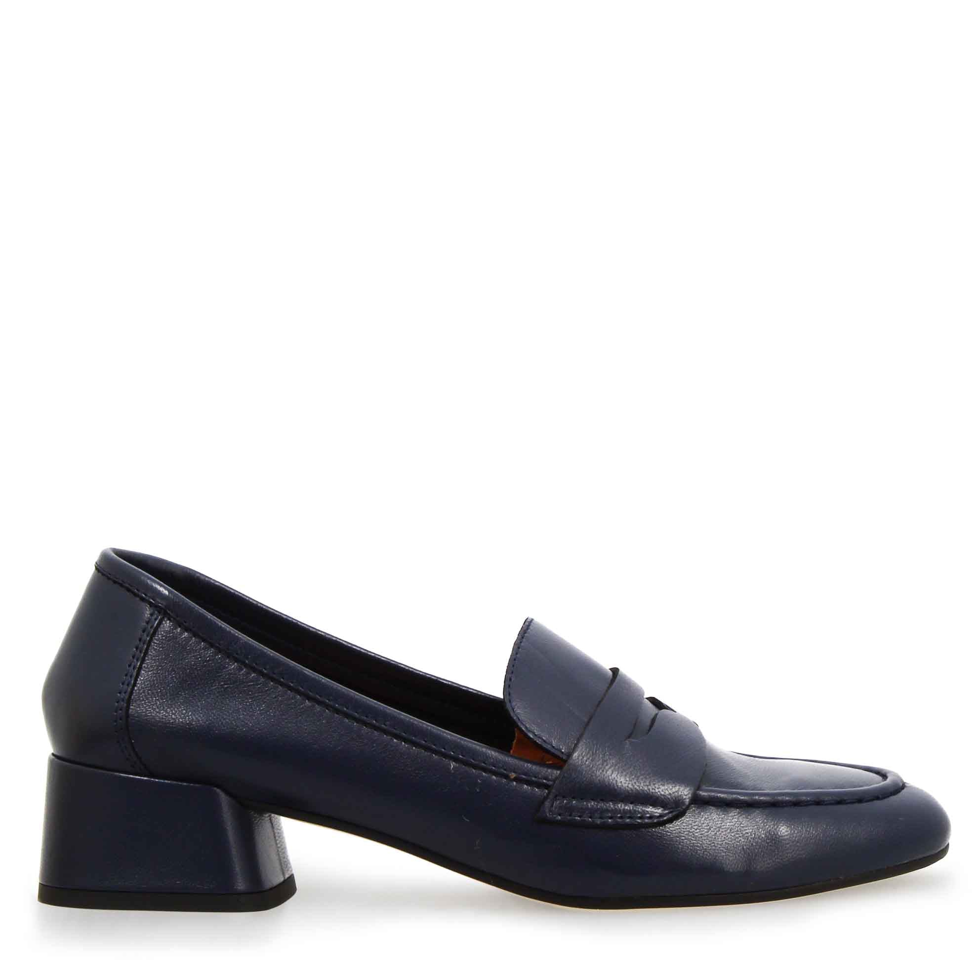 Mocassino artigianale tacco medio da donna in pelle blu