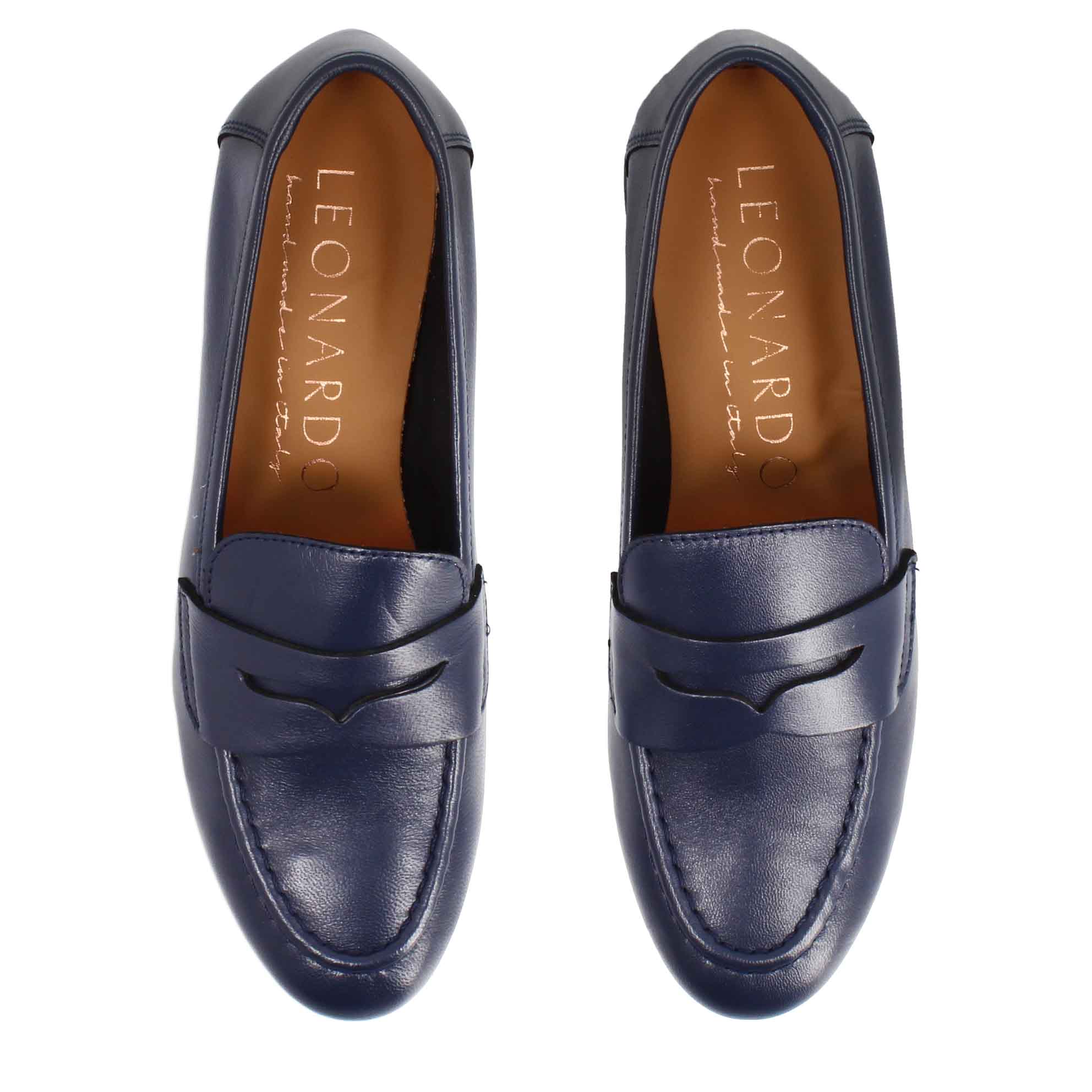 Mocassino artigianale tacco medio da donna in pelle blu