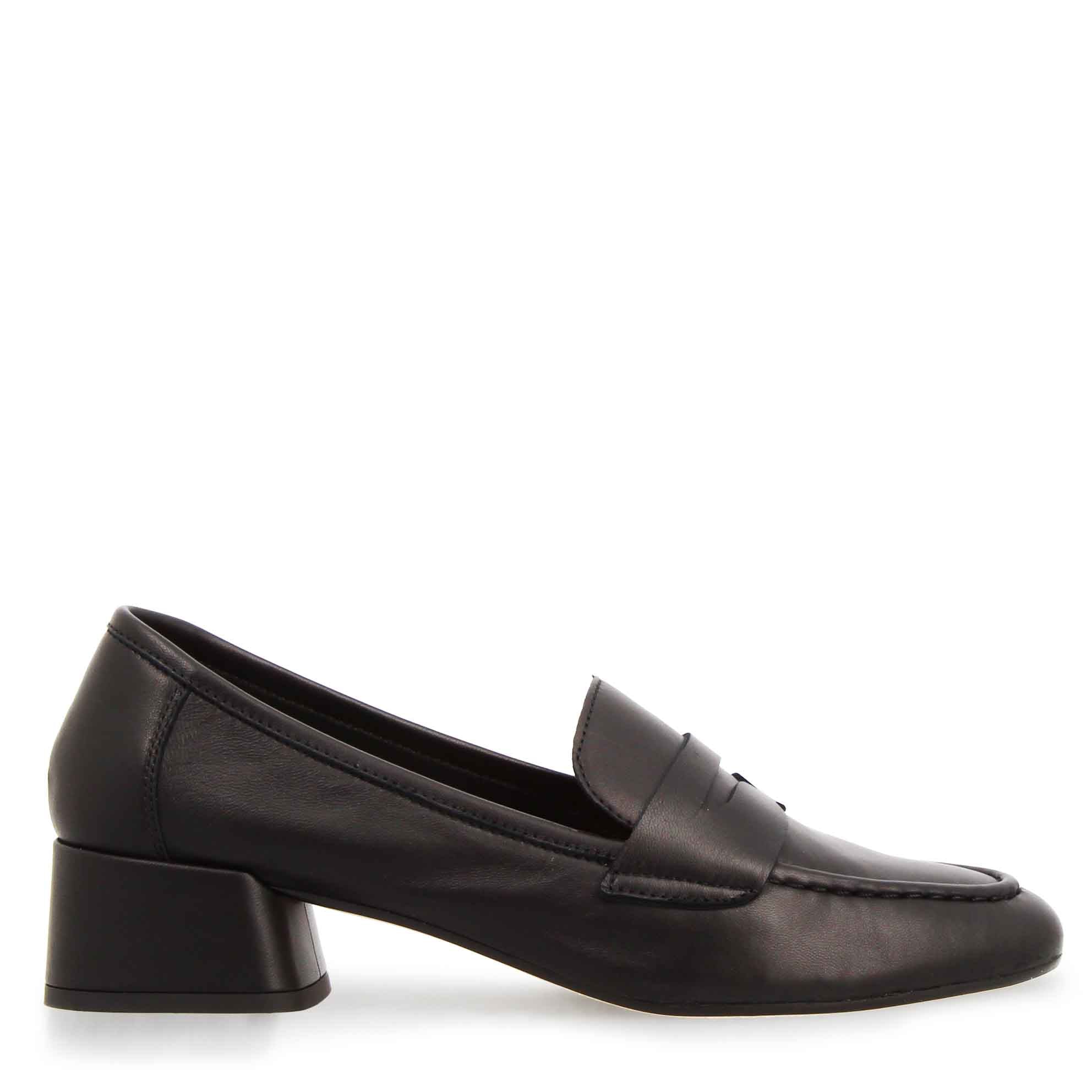 Mocassino artigianale tacco medio da donna in pelle nera