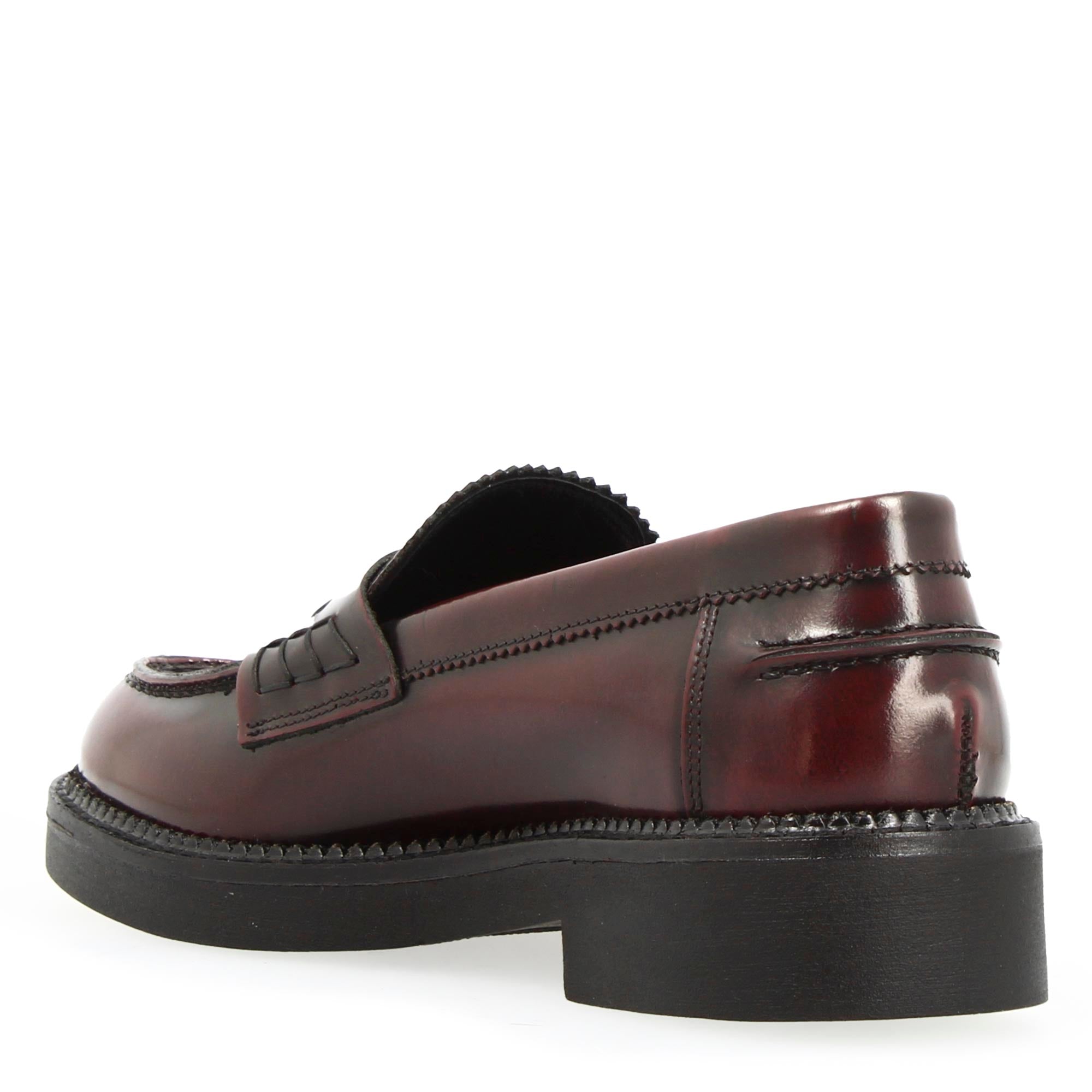 Women's moccasin with sturdy sole in burgundy brushed leather