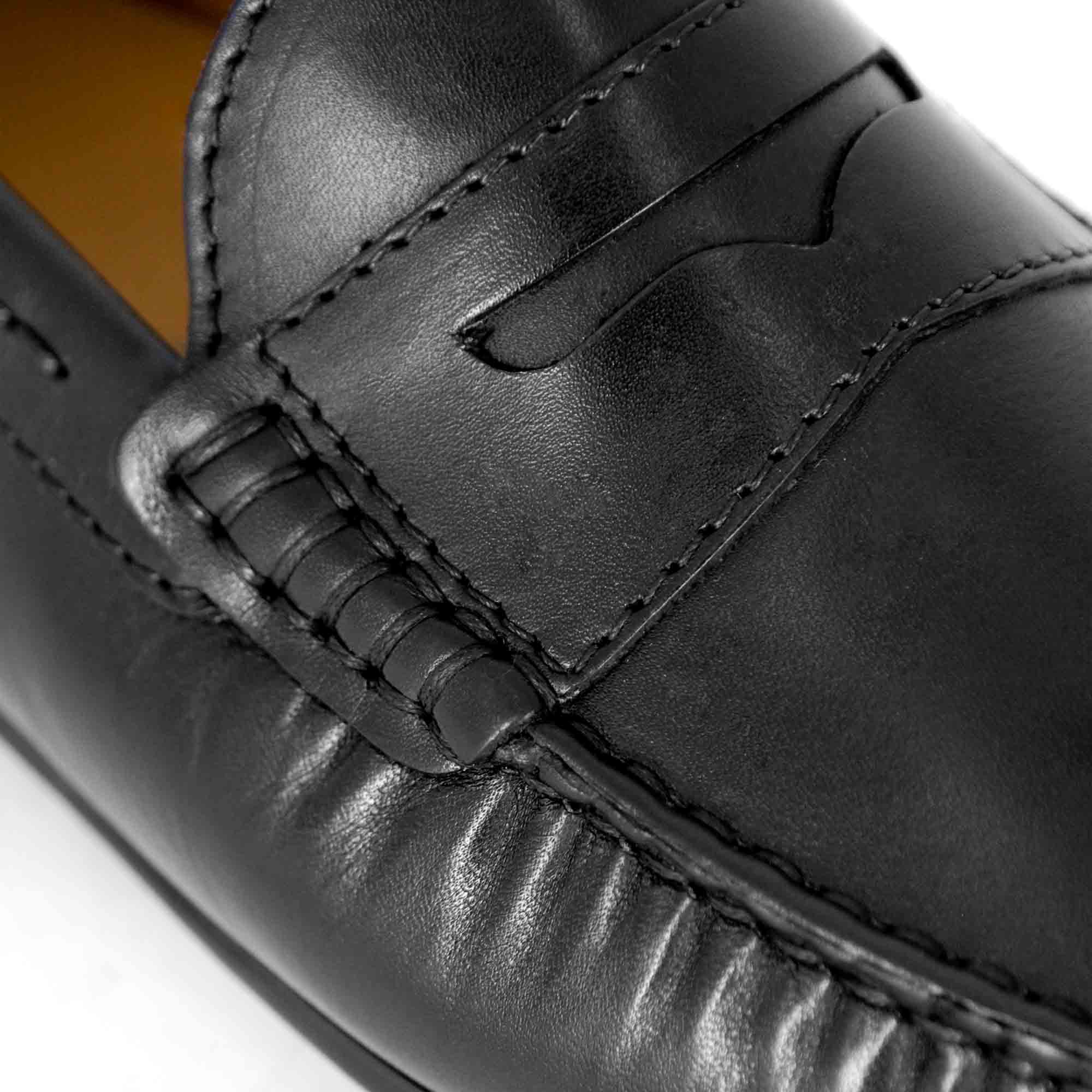 Casual men's moccasin in black leather with rubber pebbled sole