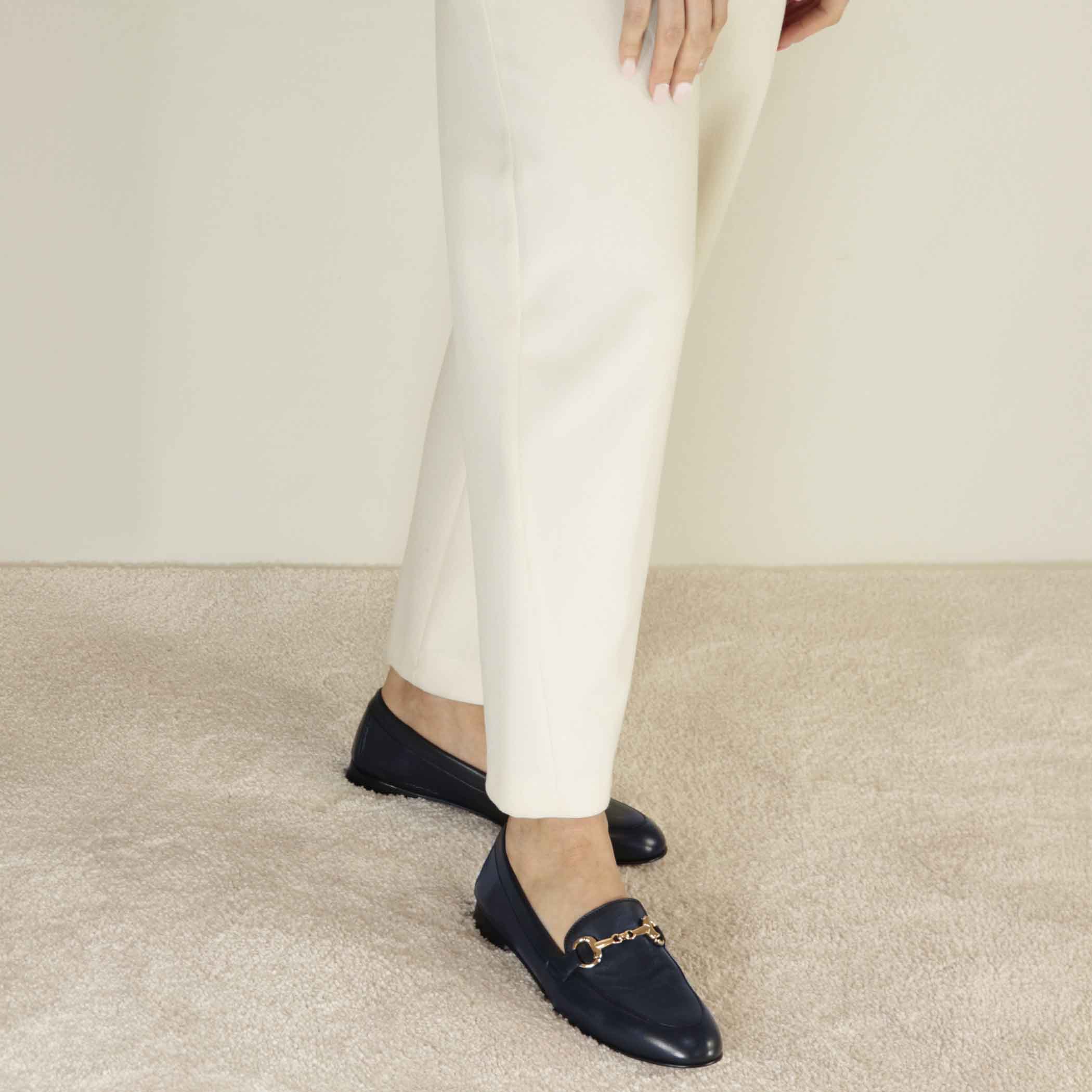 Classic women's moccasin with horsebit in dark blue leather