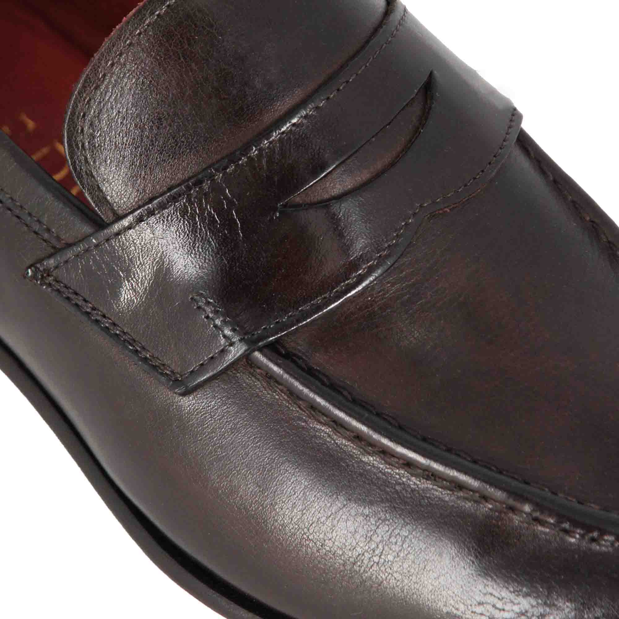 Mocassin classique pour hommes en cuir marron foncé