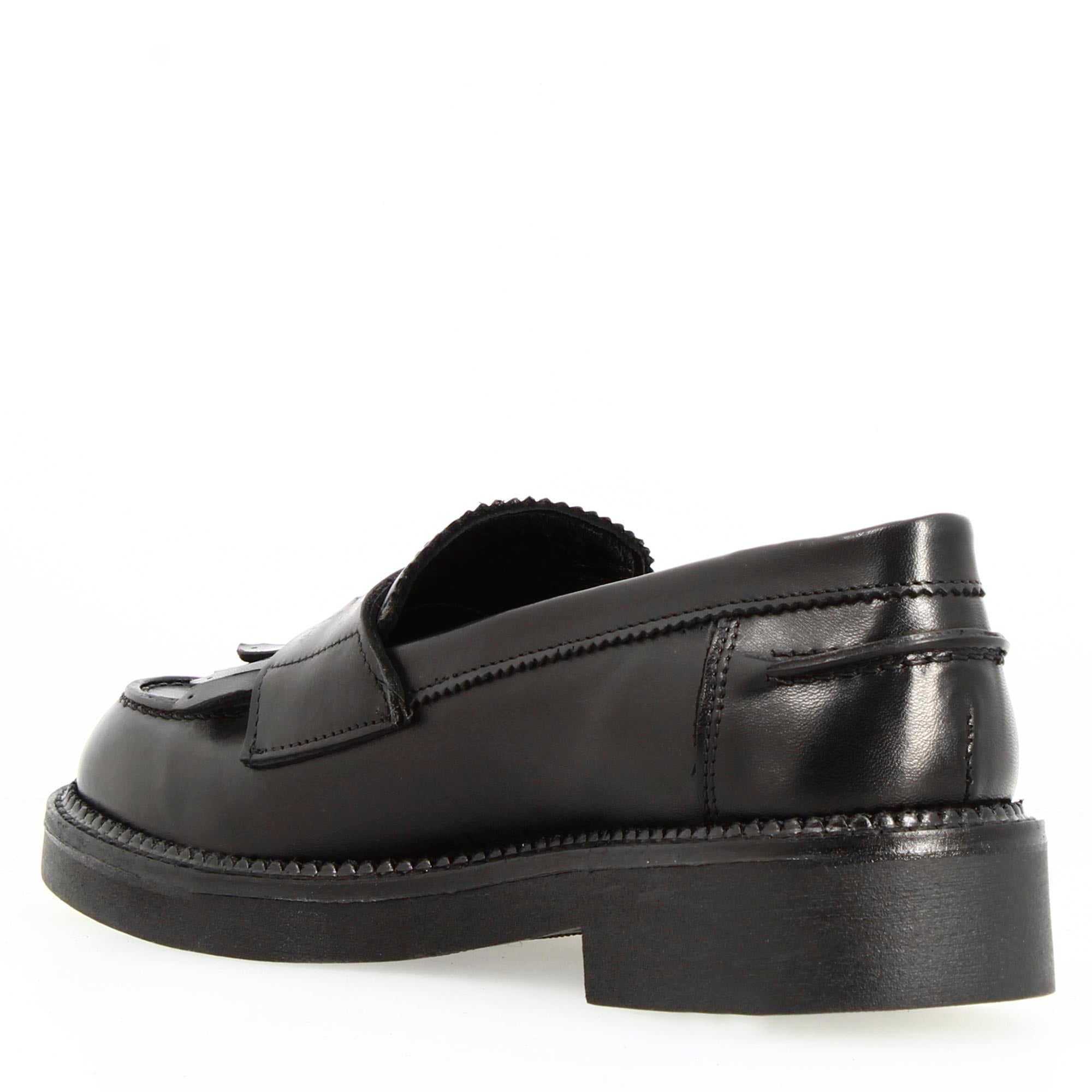 Women's loafer with sturdy black leather sole and fringes
